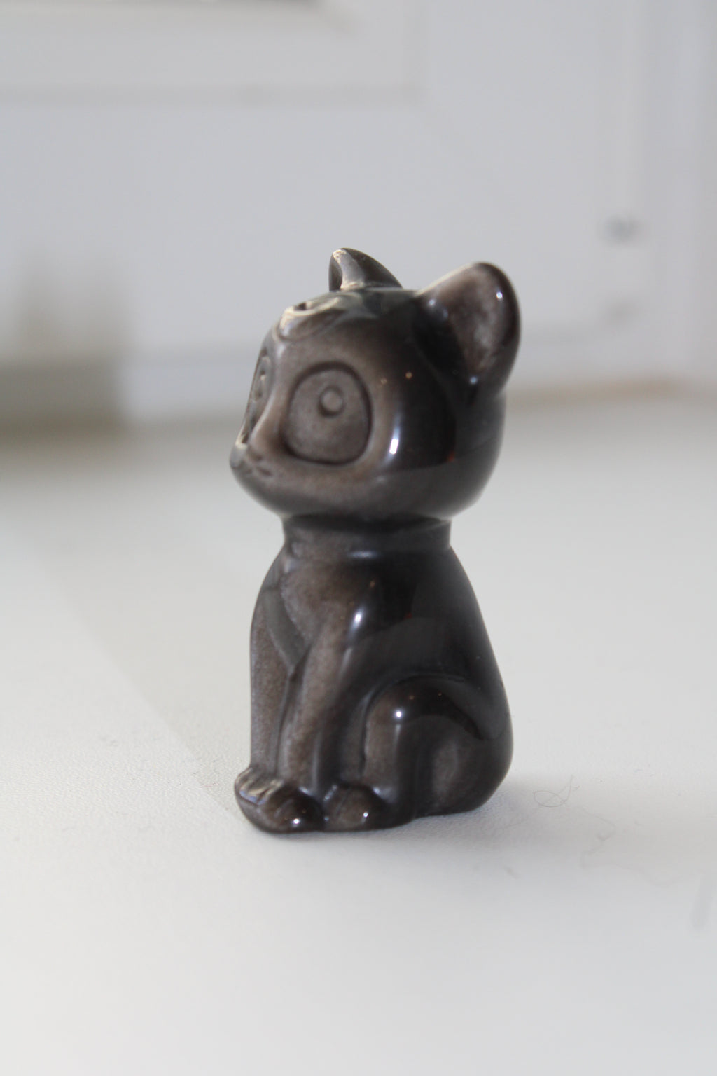 Laissez ce magnifique chat lunaire en obsidienne argentée veiller sur vous, combinant la fidélité éternelle du gardien à l'éclat protecteur de l'amour.