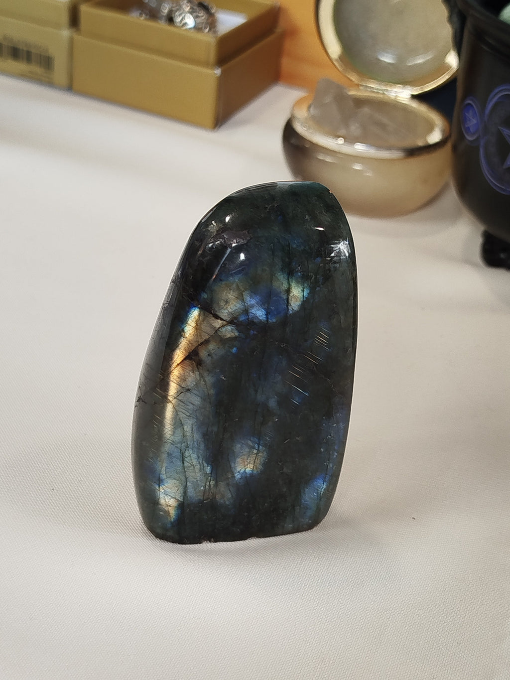 Fragment d'aurore boréale tombé sur terre, cette labradorite aux reflets bleus et dorés est le bouclier protecteur idéal pour accompagner les thérapeutes et instaurer une sérénité profonde au sein de leur cabinet.