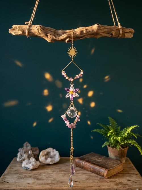 Alliant la sérénité apaisante de l'améthyste à l'éclat pur du cristal K9, cet attrape-soleil diffuse une lumière bienfaisante et harmonieuse pour inviter la paix dans votre intérieur.