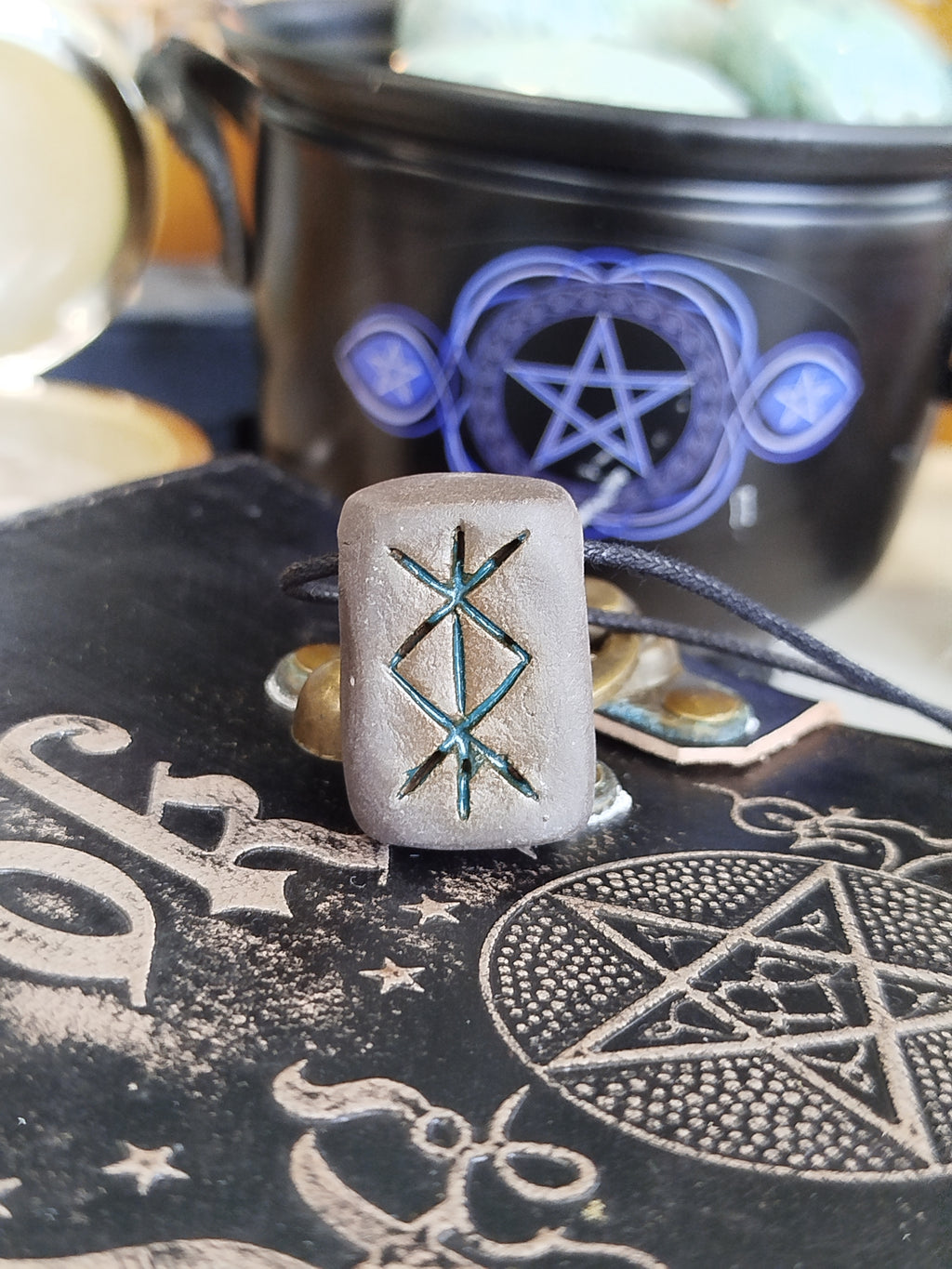 Talisman en grès noir et émail vert, façonné à la main avec intention pour offrir un ancrage spirituel et une protection inébranlable.