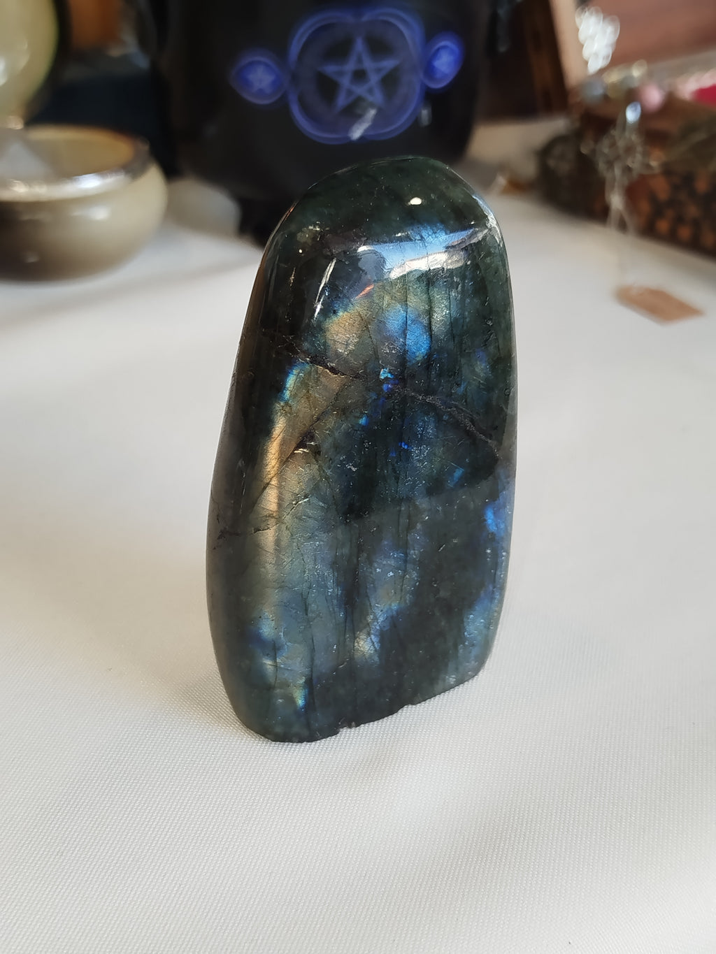 Fragment d'aurore boréale tombé sur terre, cette labradorite aux reflets bleus et dorés est le bouclier protecteur idéal pour accompagner les thérapeutes et instaurer une sérénité profonde au sein de leur cabinet.