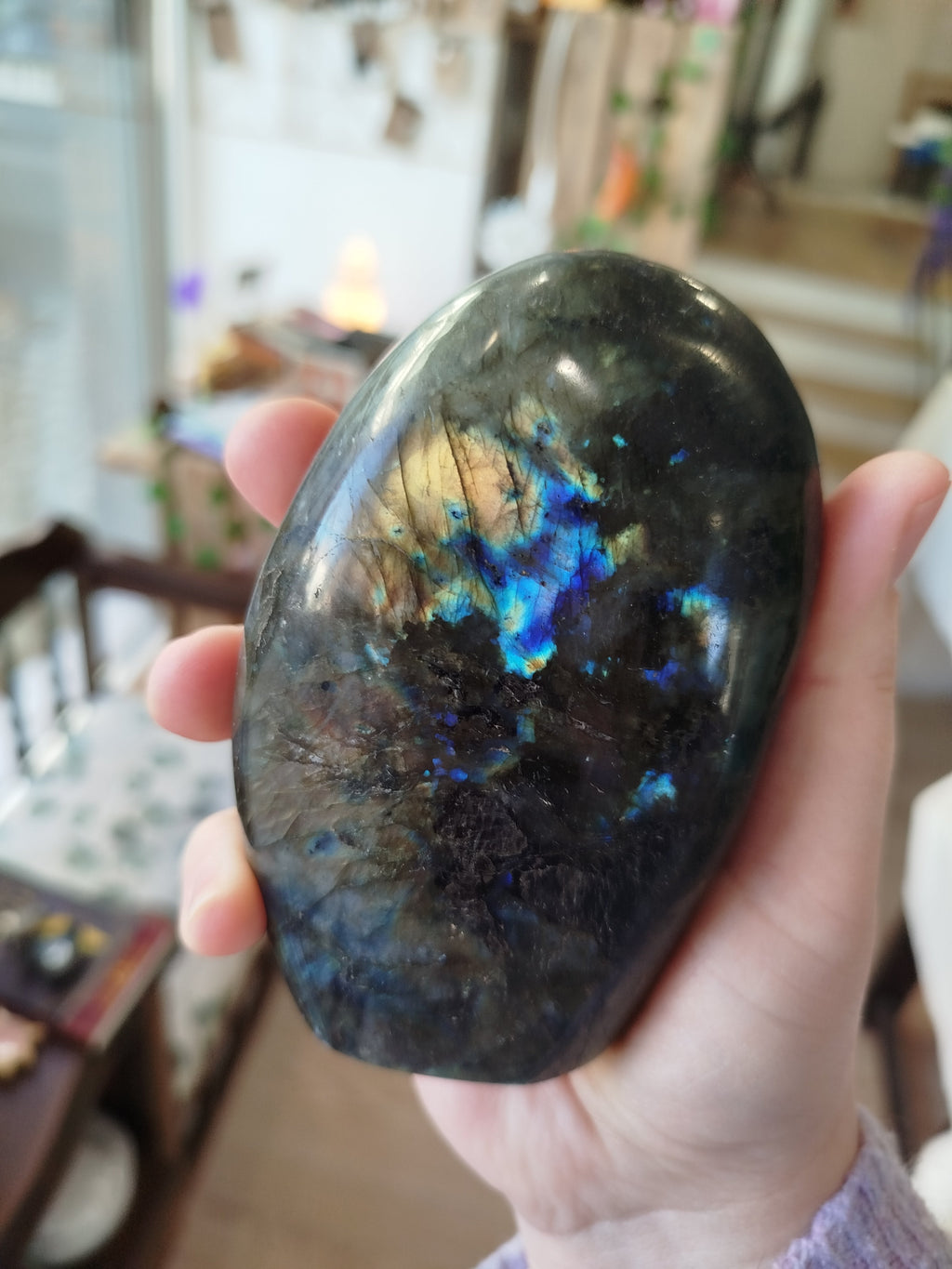 Infusée de la magie des aurores boréales tombées sur terre, cette labradorite d'exception est le bouclier protecteur idéal pour préserver l'énergie des thérapeutes et harmoniser l'atmosphère de leur cabinet.