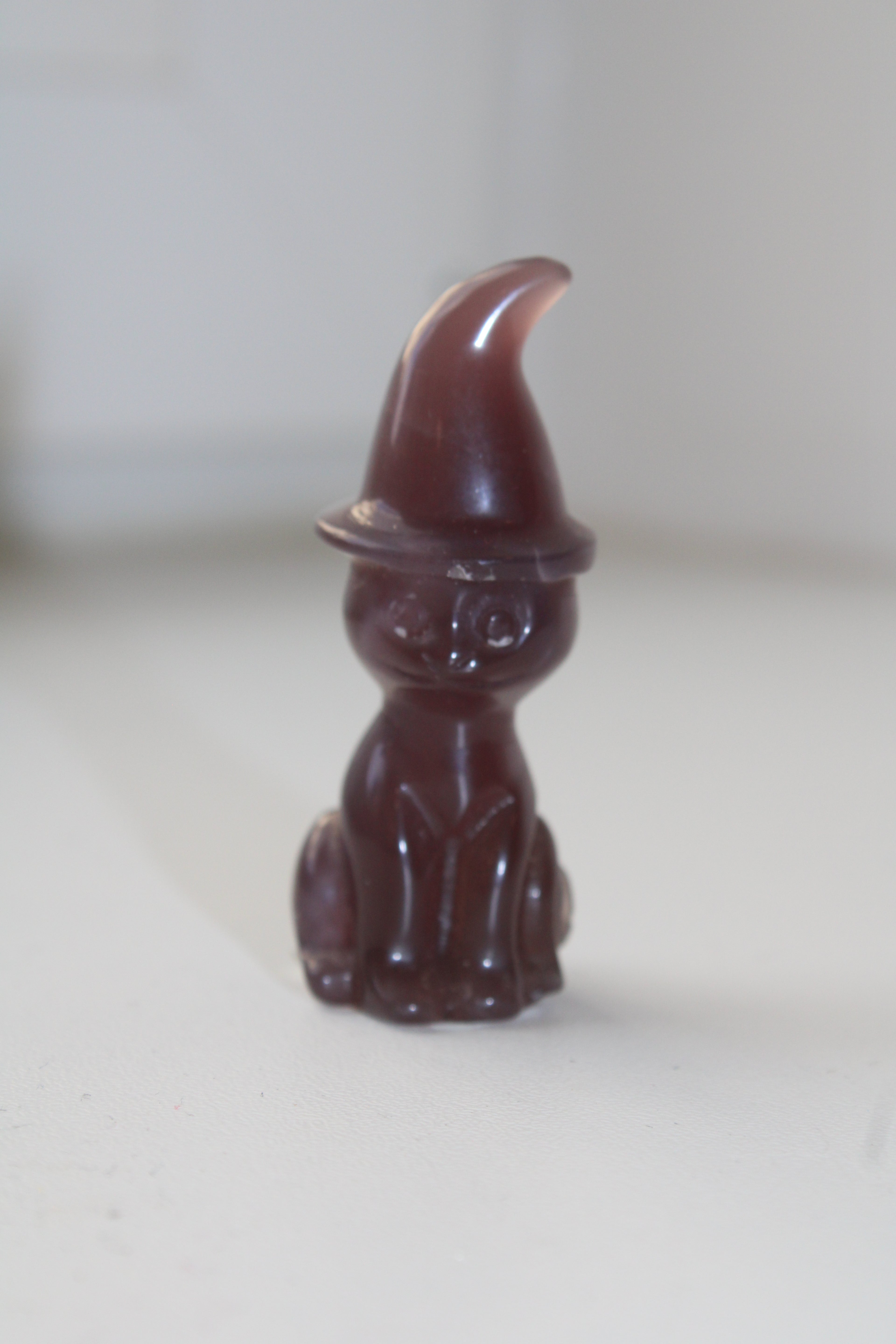 Laissez ce petit compagnon de cristal veiller sur vous, combinant la fidélité éternelle du chat à l'éclat protecteur de la fluorite.