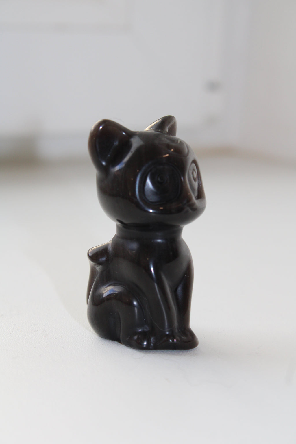 Laissez ce magnifique chat lunaire en obsidienne argentée veiller sur vous, combinant la fidélité éternelle du gardien à l'éclat protecteur de l'amour.