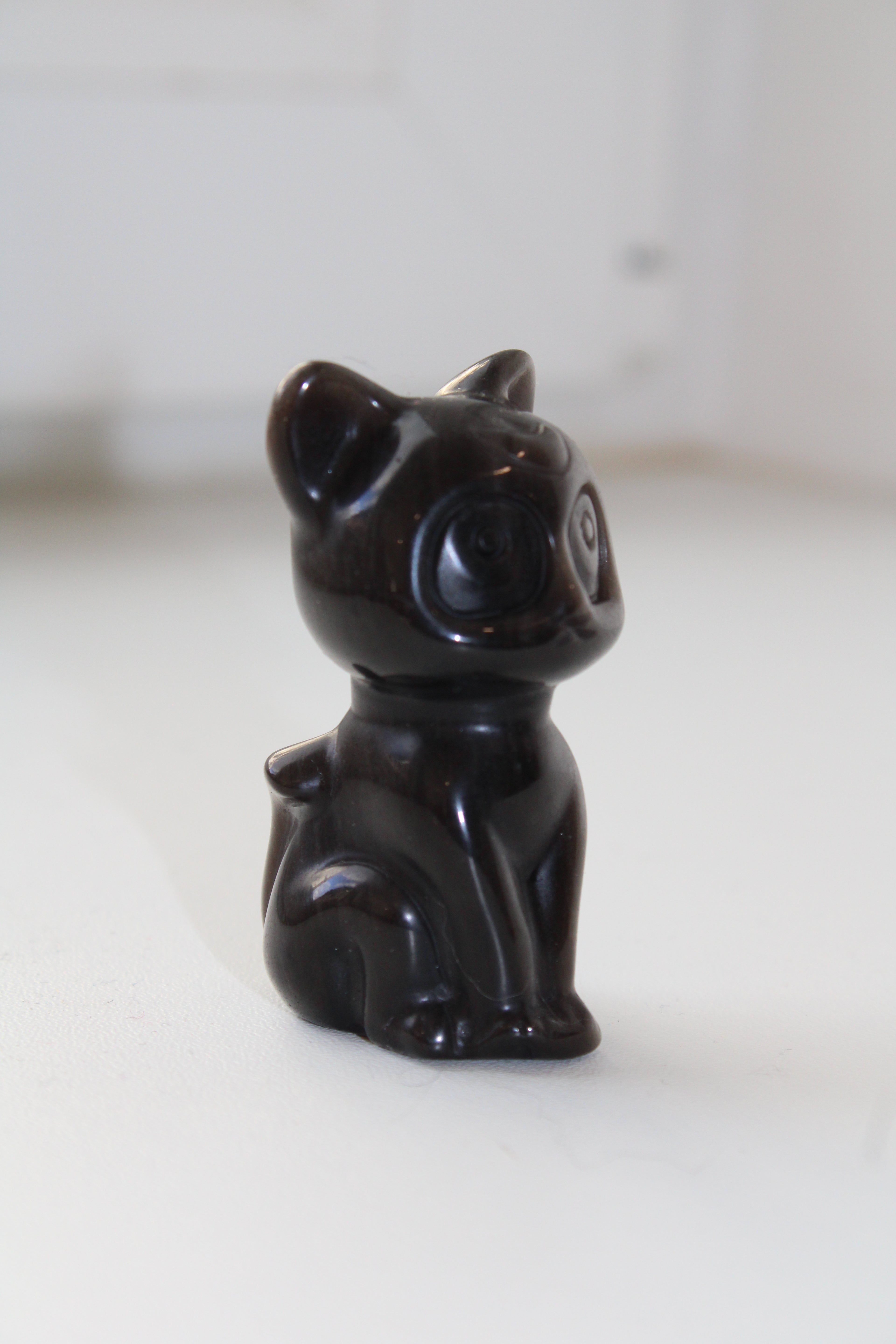 Laissez ce magnifique chat lunaire en obsidienne argentée veiller sur vous, combinant la fidélité éternelle du gardien à l'éclat protecteur de l'amour.