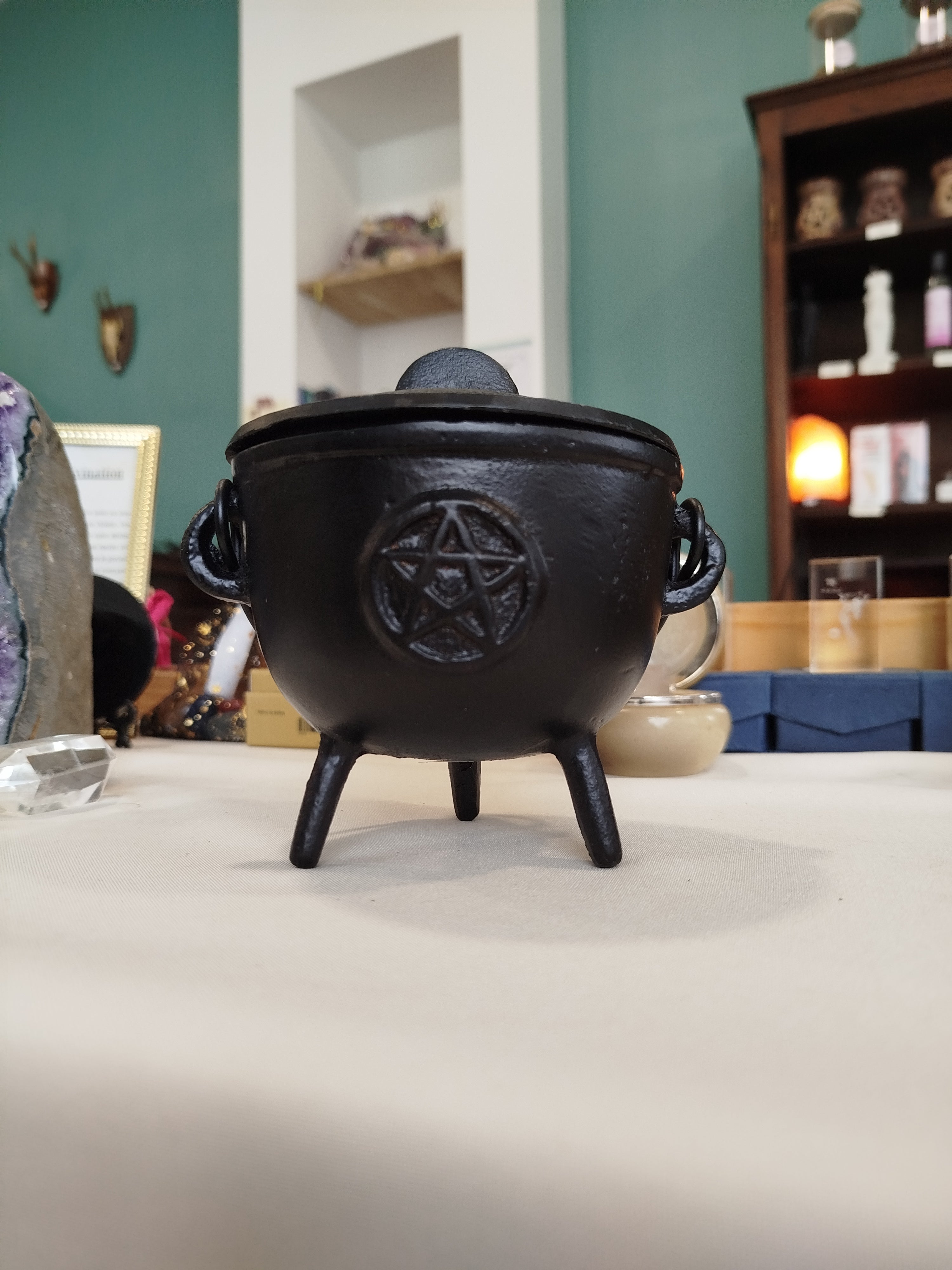 Le chaudron est l'outil central de la pratique magique : véritable réceptacle de transformation, il sert à la fois de foyer pour la combustion des encens et de matrice symbolique pour vos rituels de création et de fertilité.