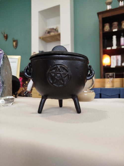 Le chaudron est l'outil central de la pratique magique : véritable réceptacle de transformation, il sert à la fois de foyer pour la combustion des encens et de matrice symbolique pour vos rituels de création et de fertilité.