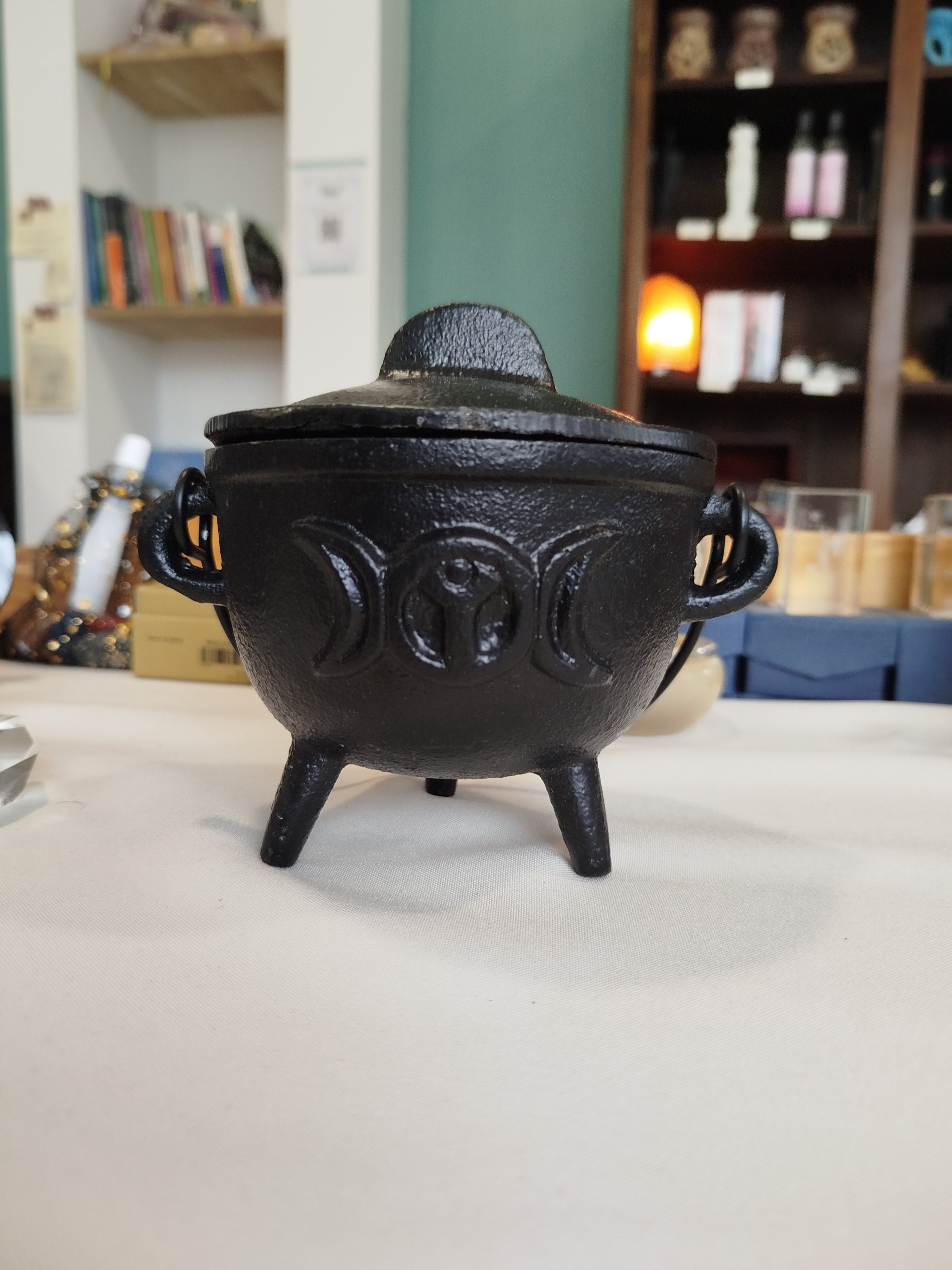 Le chaudron est l'outil central de la pratique magique : véritable réceptacle de transformation, il sert à la fois de foyer pour la combustion des encens et de matrice symbolique pour vos rituels de création et de fertilité.