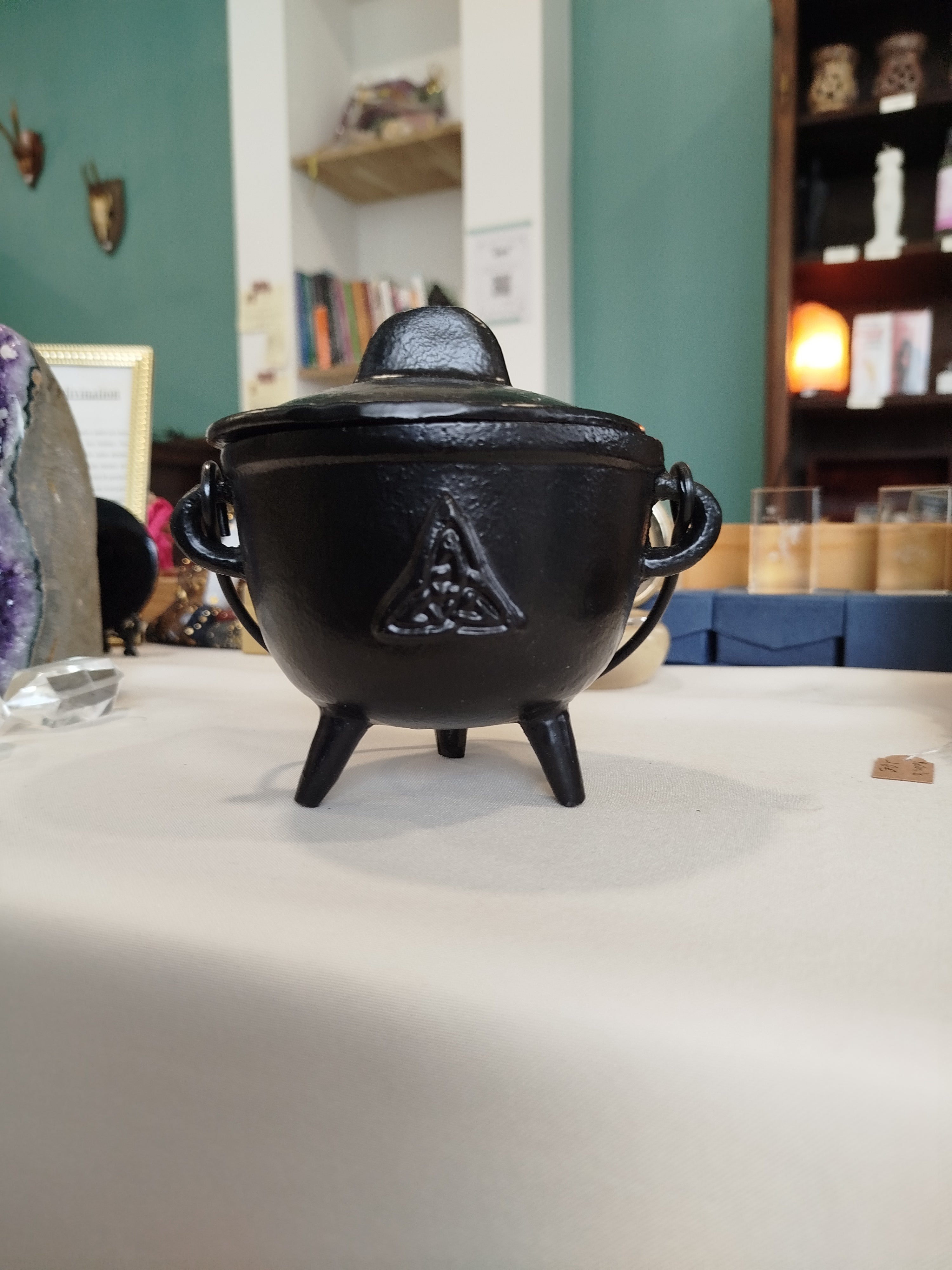 Le chaudron est l'outil central de la pratique magique : véritable réceptacle de transformation, il sert à la fois de foyer pour la combustion des encens et de matrice symbolique pour vos rituels de création et de fertilité.