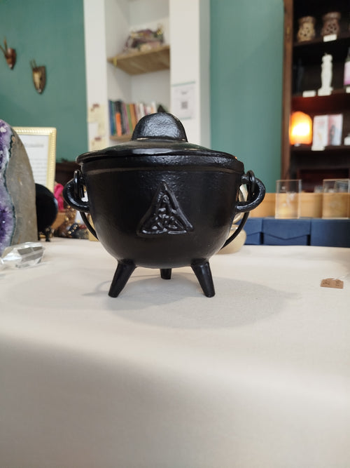Le chaudron est l'outil central de la pratique magique : véritable réceptacle de transformation, il sert à la fois de foyer pour la combustion des encens et de matrice symbolique pour vos rituels de création et de fertilité.