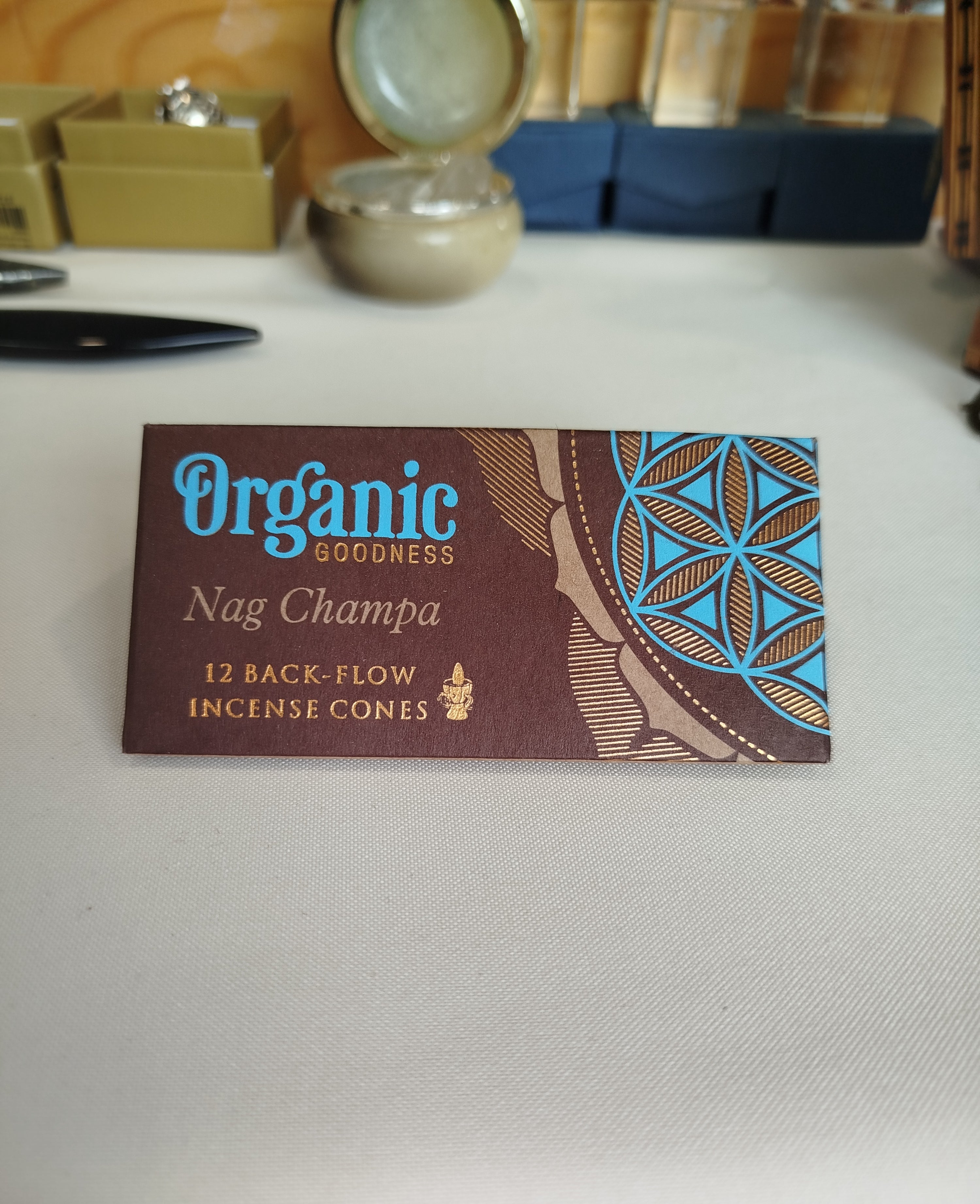 Nag Champa : Un classique sacré, parfait pour la méditation, qui aide à harmoniser l'esprit et à élever la conscience.