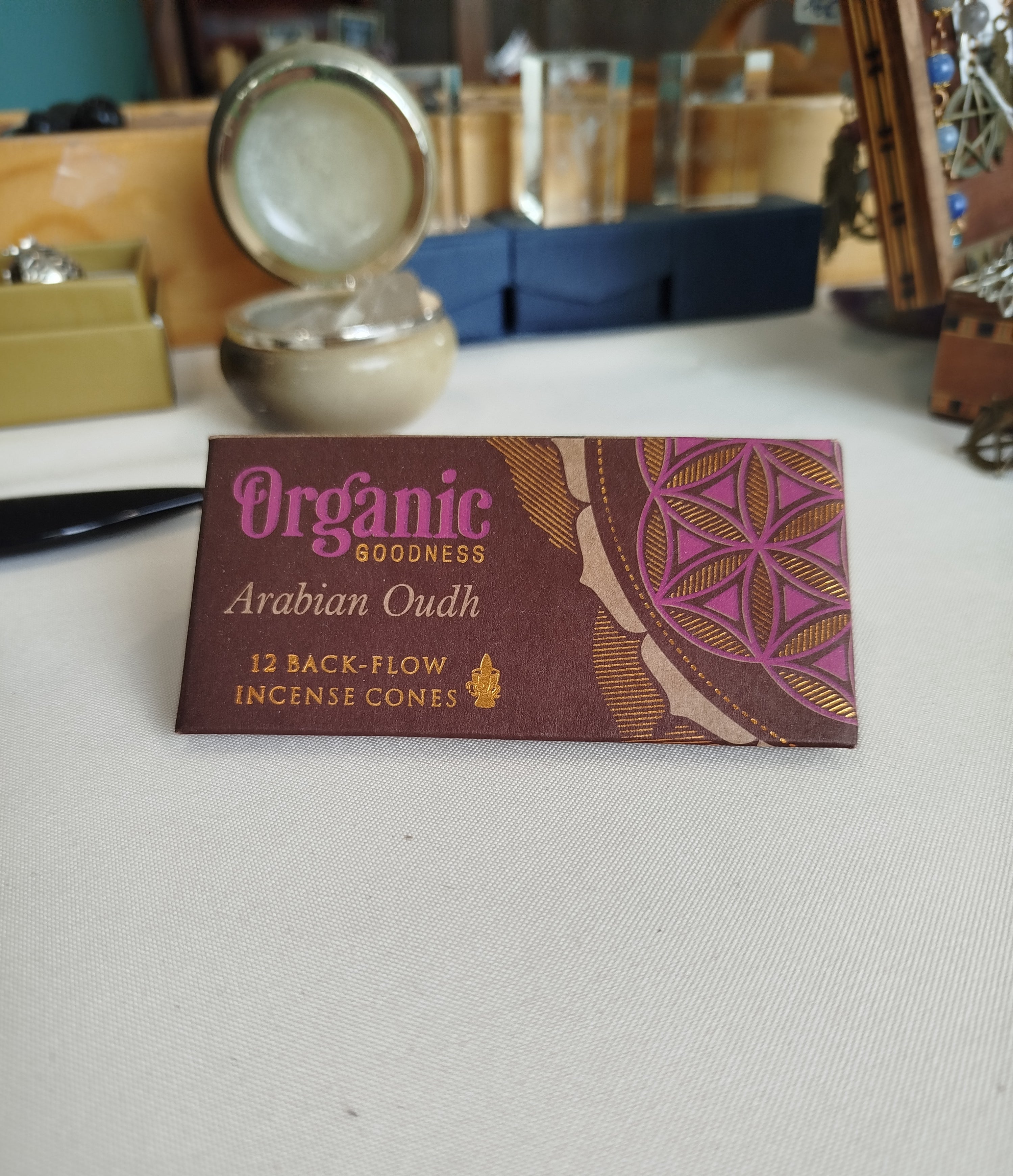 Bois de Oud : Apporte profondeur et sérénité, idéal pour les pratiques spirituelles intenses et la méditation profonde.