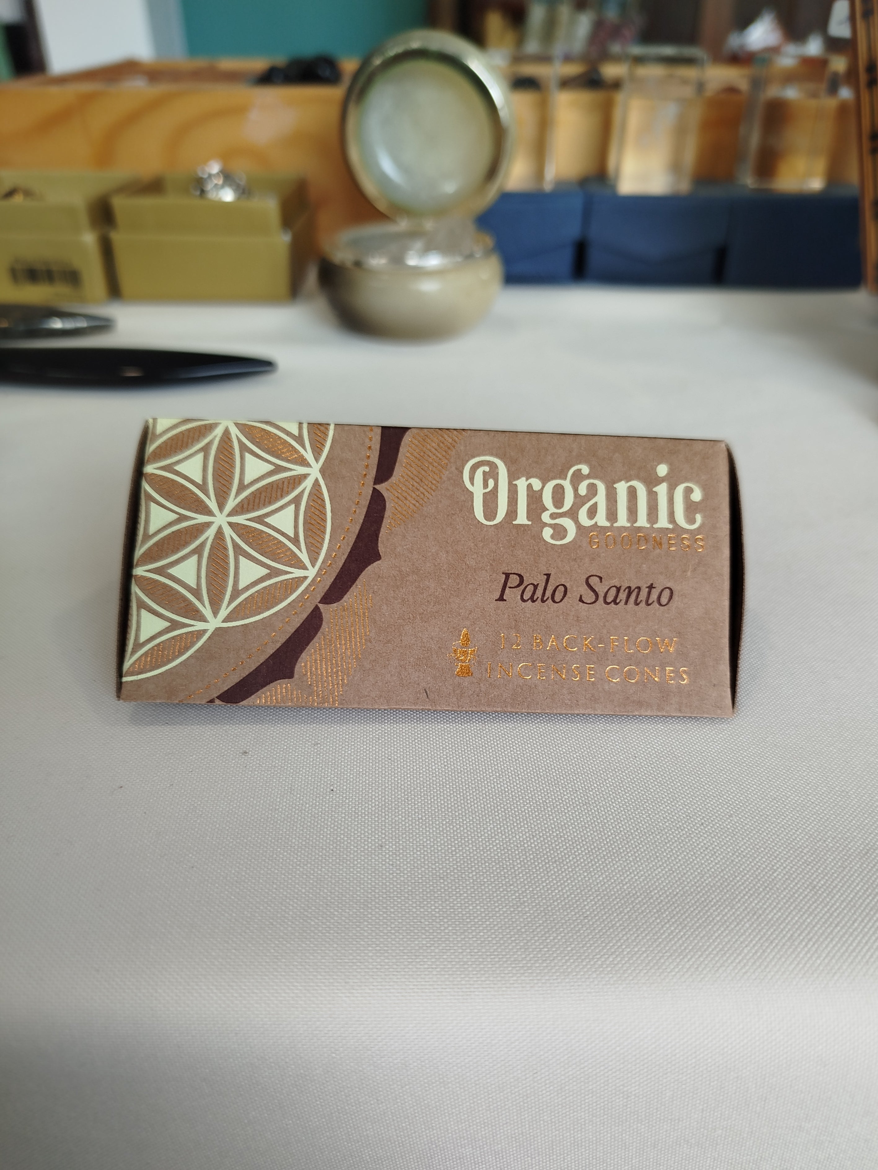 Palo Santo : Reconnu pour son pouvoir de nettoyage énergétique puissant, il chasse les énergies négatives et attire la positivité.