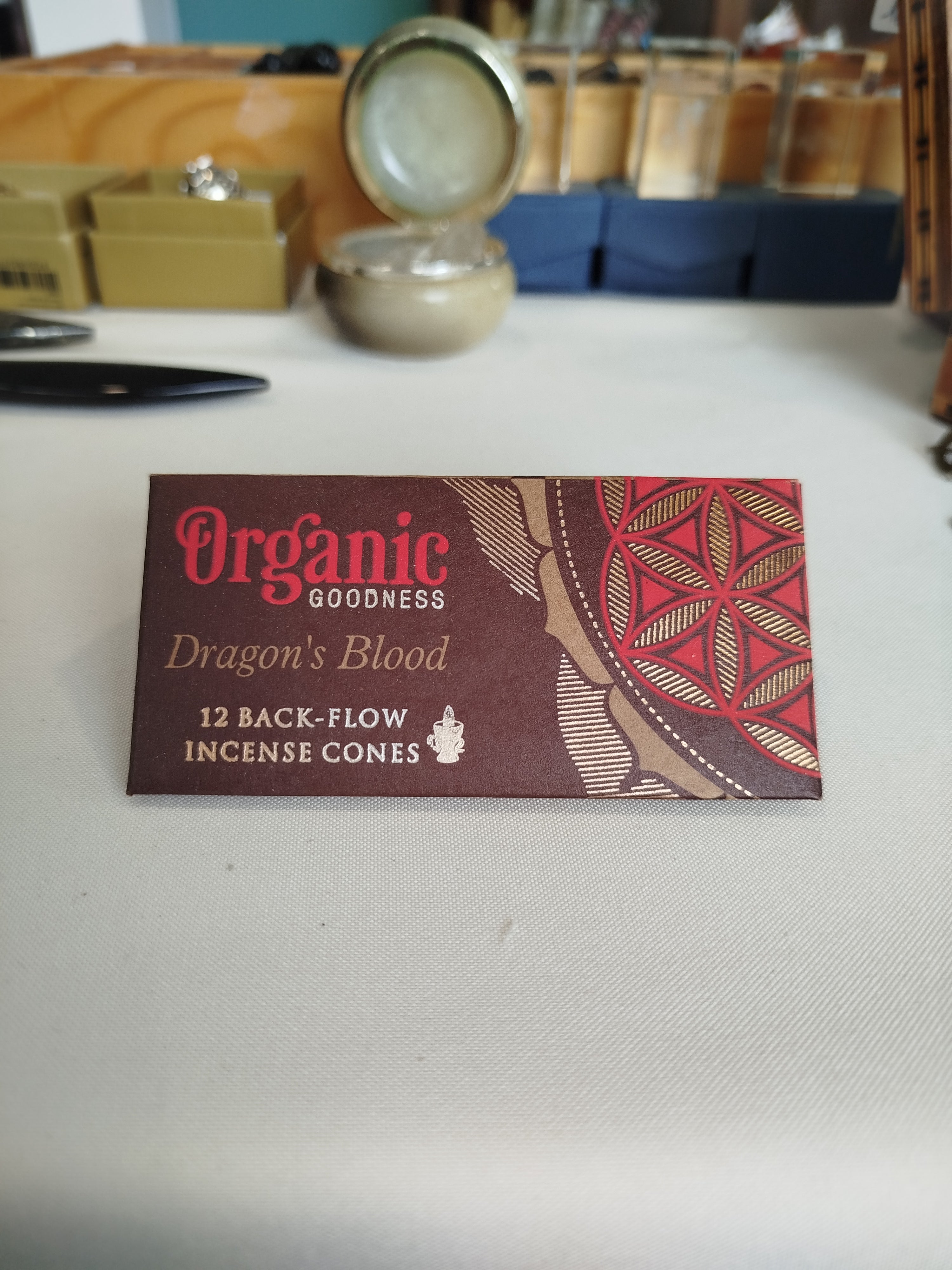 Sang-Dragon : Symbole de force et de courage, il est utilisé pour renforcer la protection spirituelle et accroître la volonté.