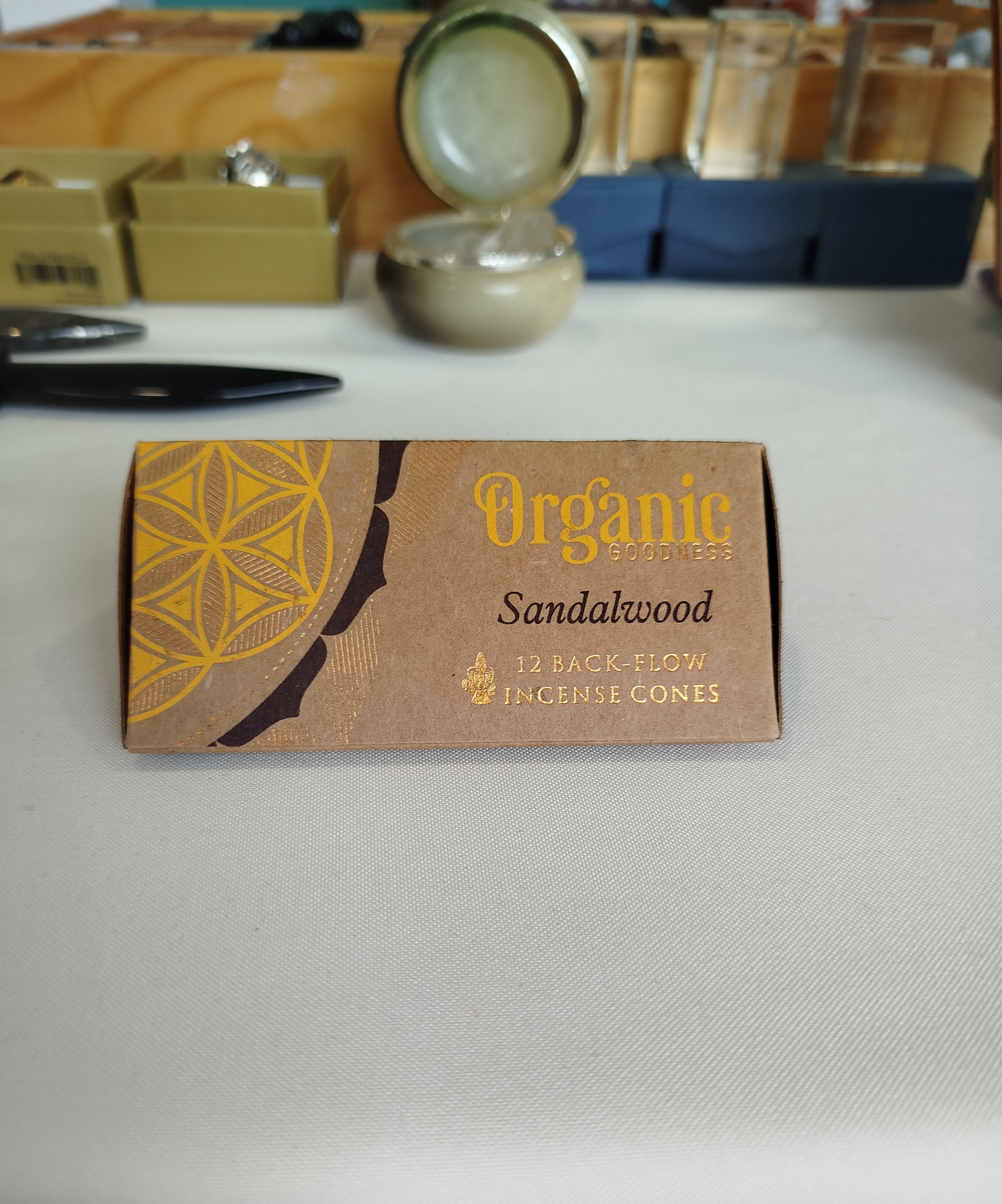 Bois de Santal : Aide à la concentration et à l'apaisement mental ; favorise la connexion au divin et la sérénité intérieure.