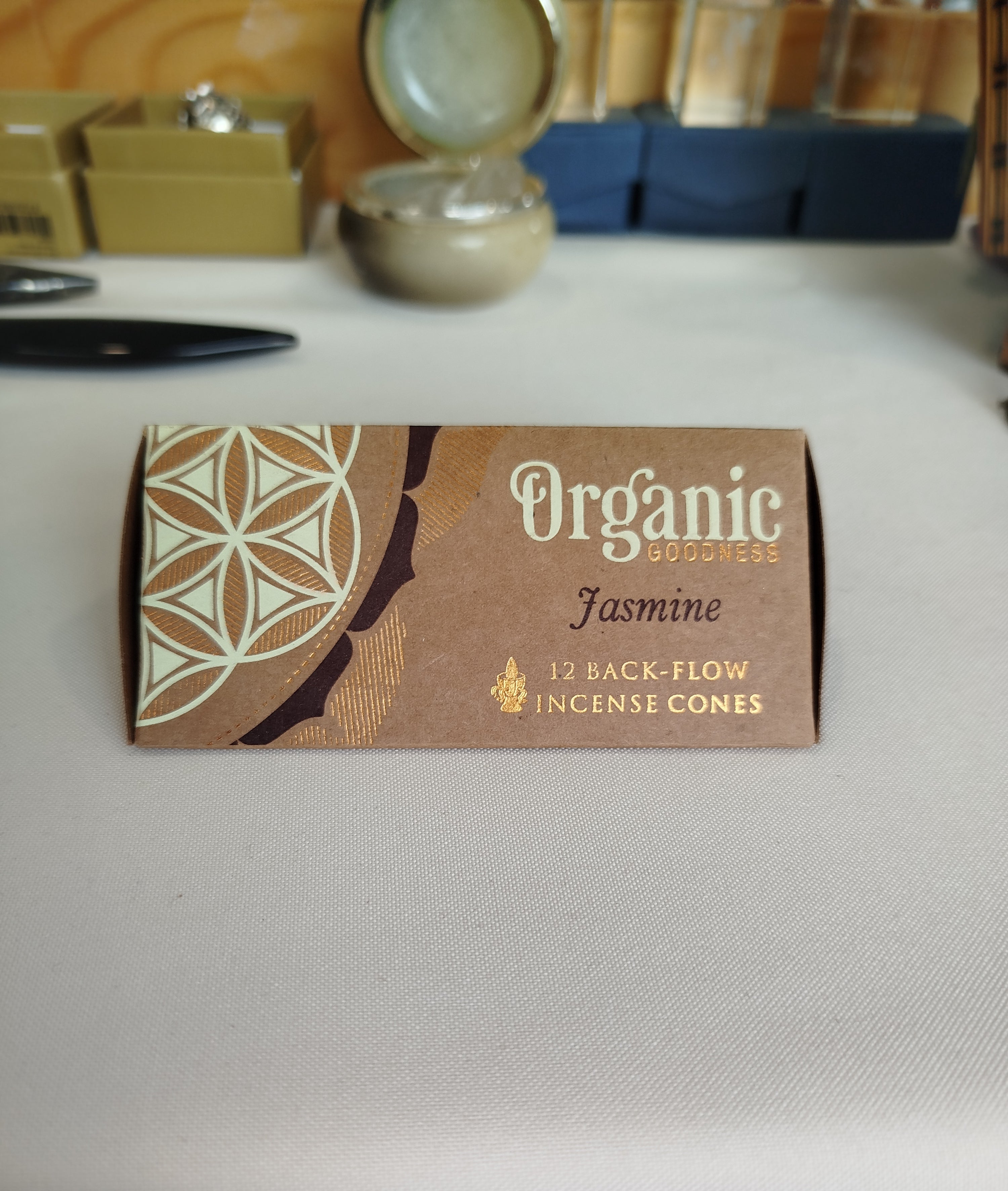 Jasmin : Stimule l’intuition et la créativité, tout en offrant une relaxation profonde et une atmosphère propice à la romance.