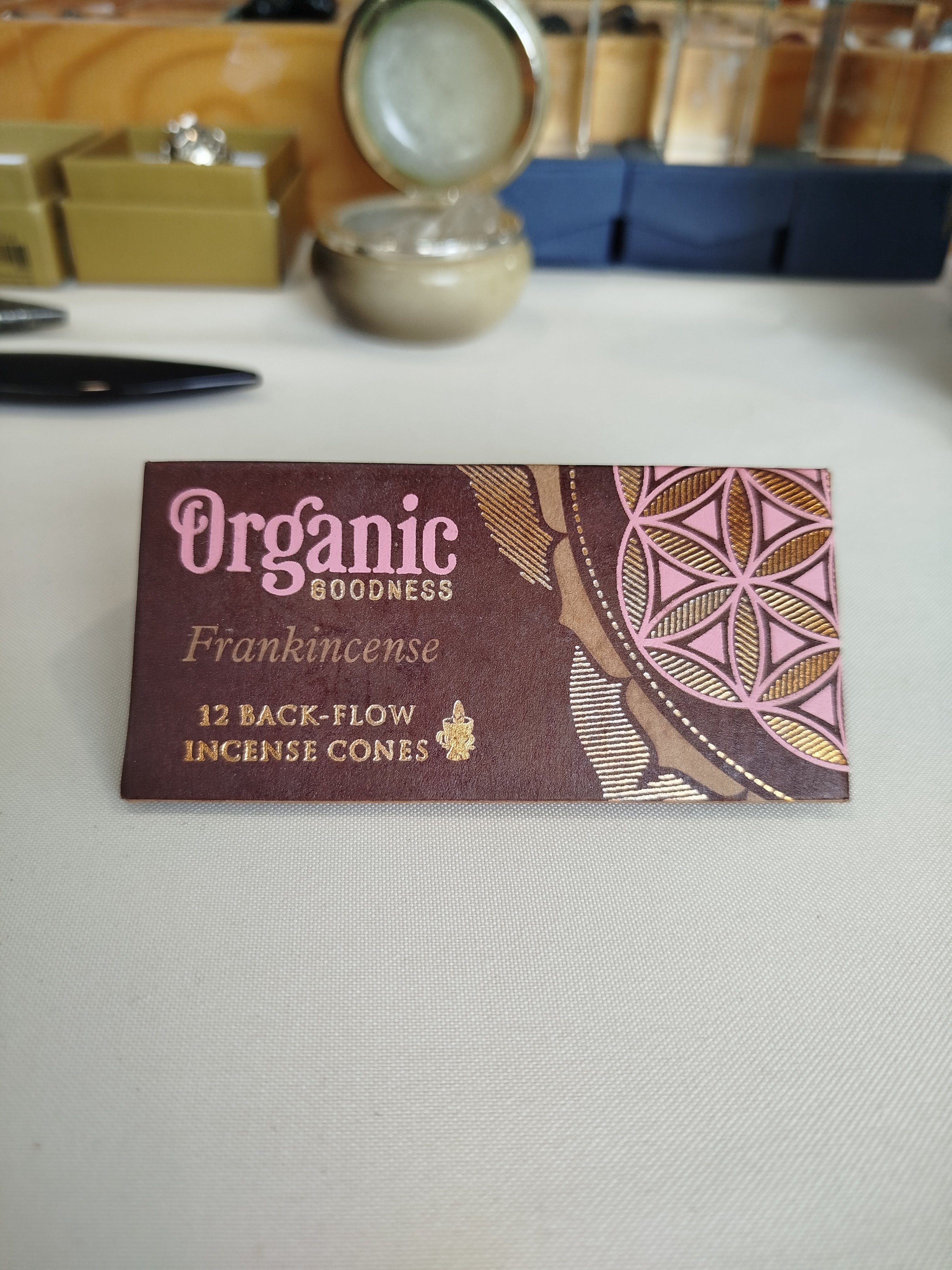 Oliban (Encens) : Idéal pour la purification des lieux et la protection énergétique, il prépare l'esprit au calme.