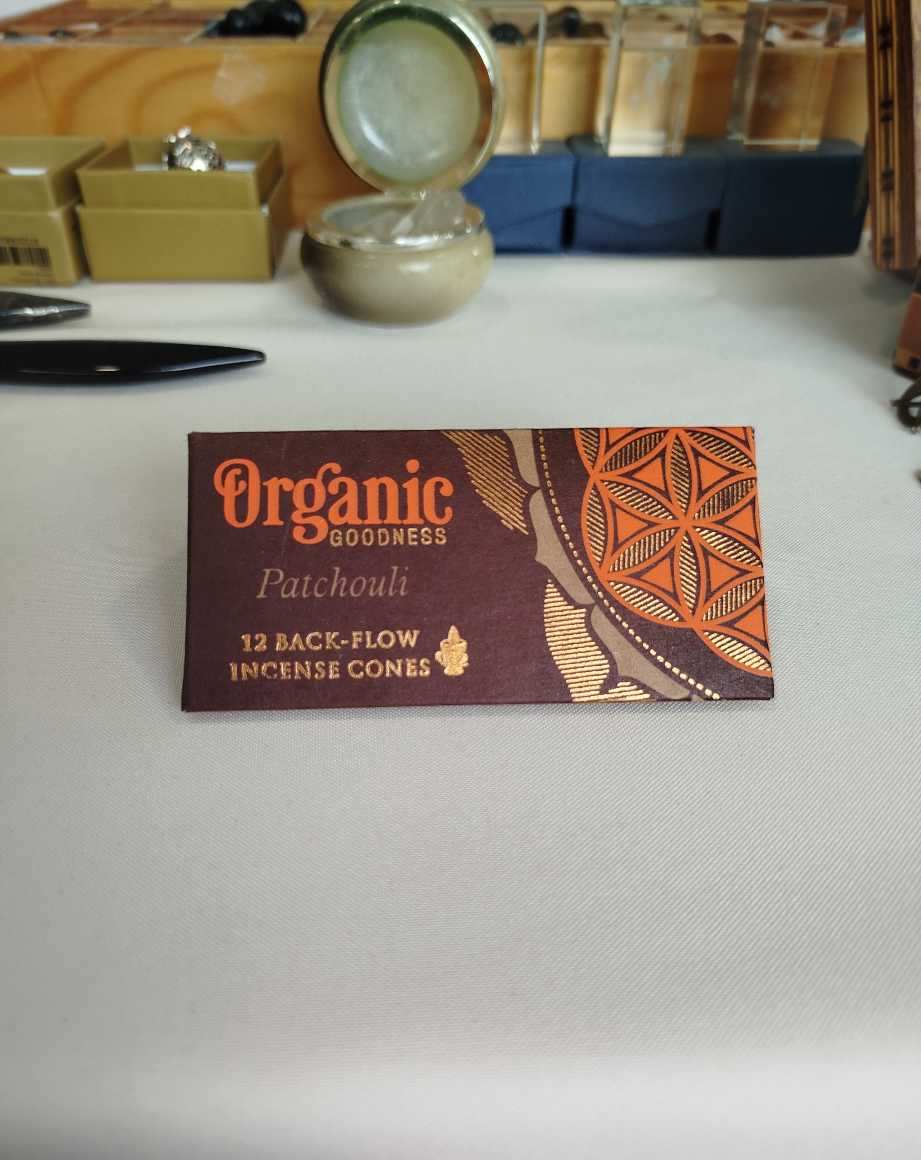 Patchouli : Associé à l’ancrage et à l’abondance, il aide à se sentir en sécurité et stimule la vitalité physique.