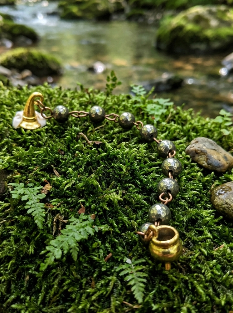 Pyrite : Pierre de la réussite, stimule la volonté et la manifestation.