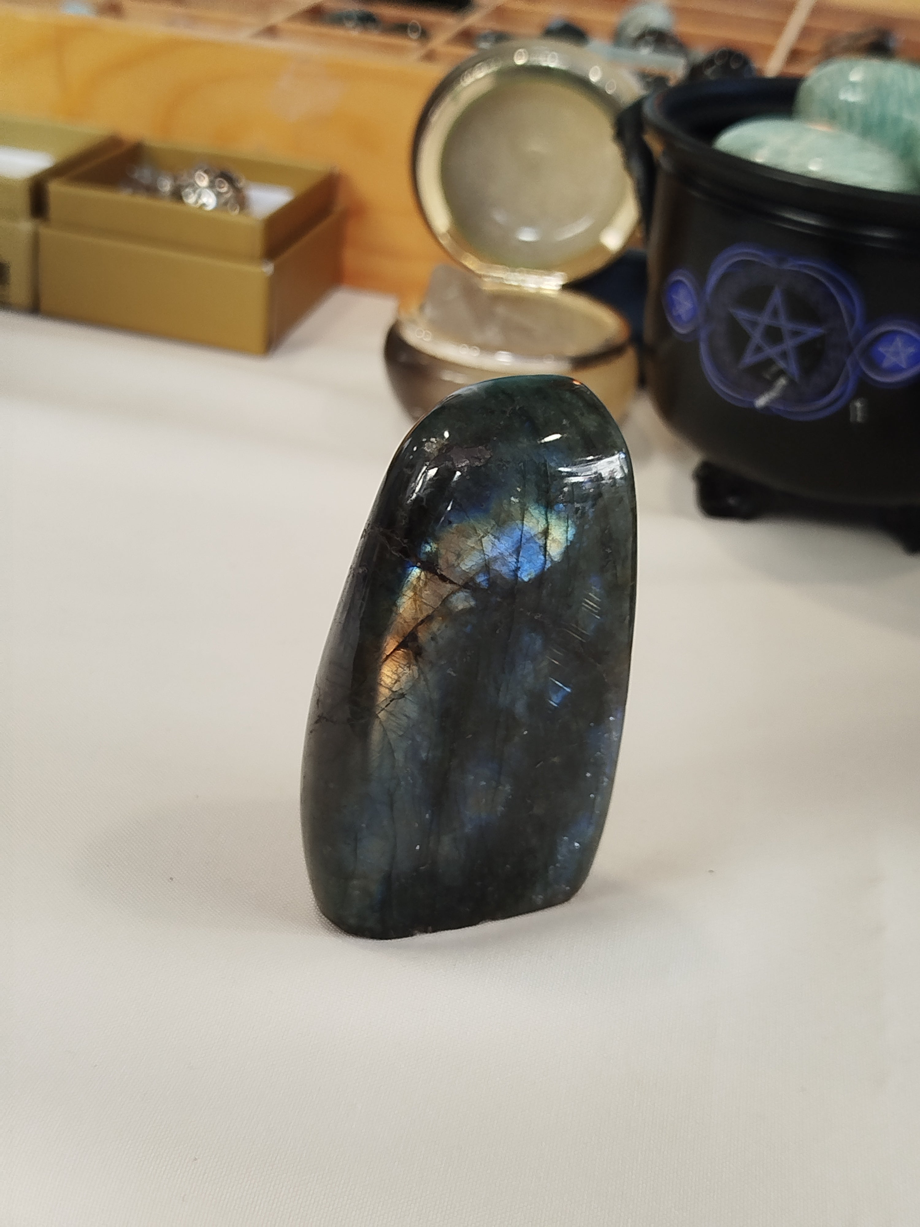 Fragment d'aurore boréale tombé sur terre, cette labradorite aux reflets bleus et dorés est le bouclier protecteur idéal pour accompagner les thérapeutes et instaurer une sérénité profonde au sein de leur cabinet.