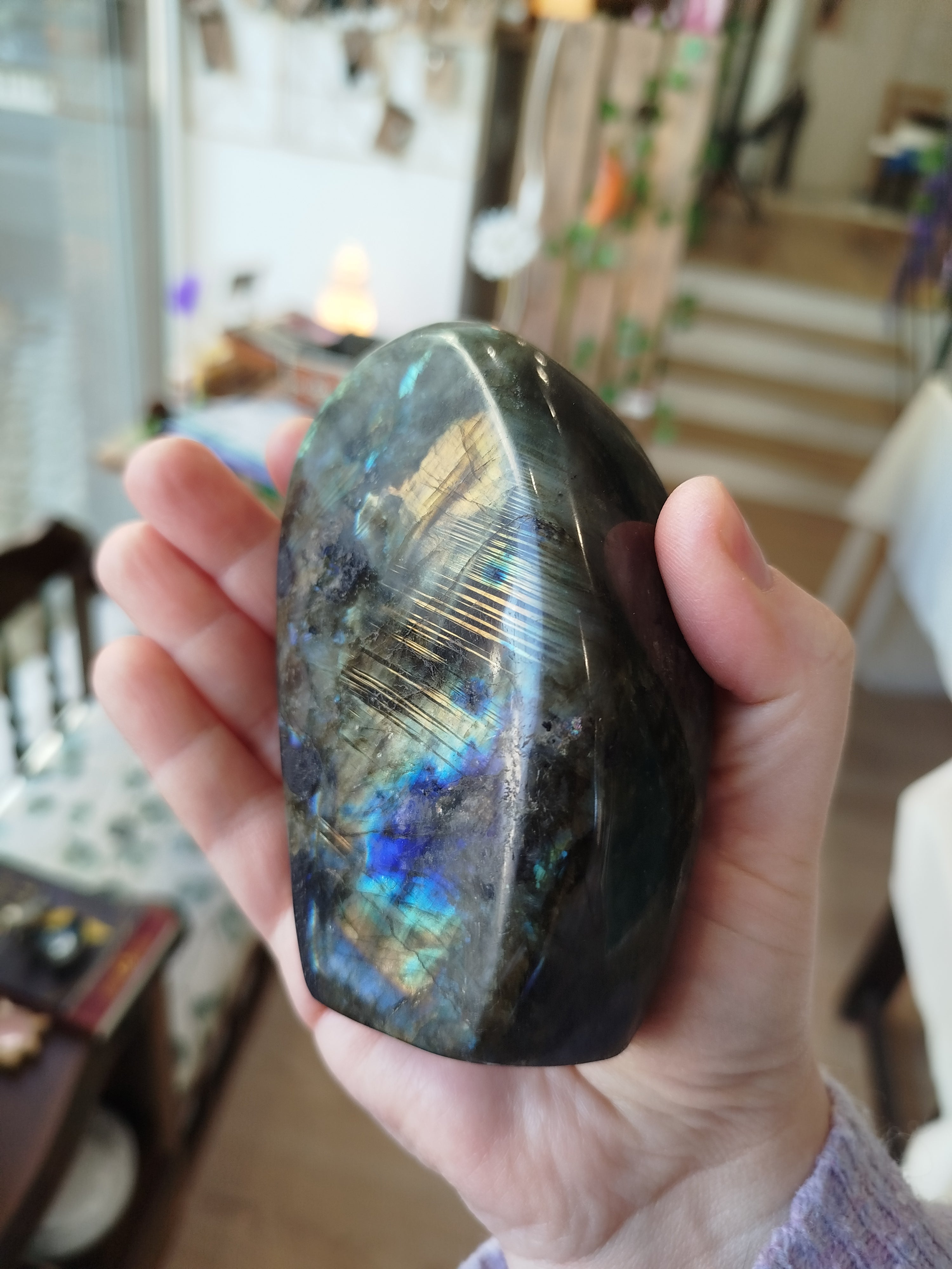 Infusée de la magie des aurores boréales tombées sur terre, cette labradorite d'exception est le bouclier protecteur idéal pour préserver l'énergie des thérapeutes et harmoniser l'atmosphère de leur cabinet.