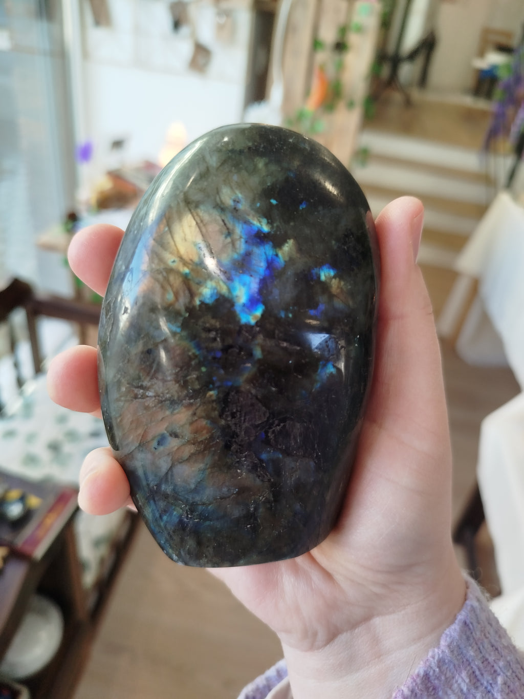 Infusée de la magie des aurores boréales tombées sur terre, cette labradorite d'exception est le bouclier protecteur idéal pour préserver l'énergie des thérapeutes et harmoniser l'atmosphère de leur cabinet.
