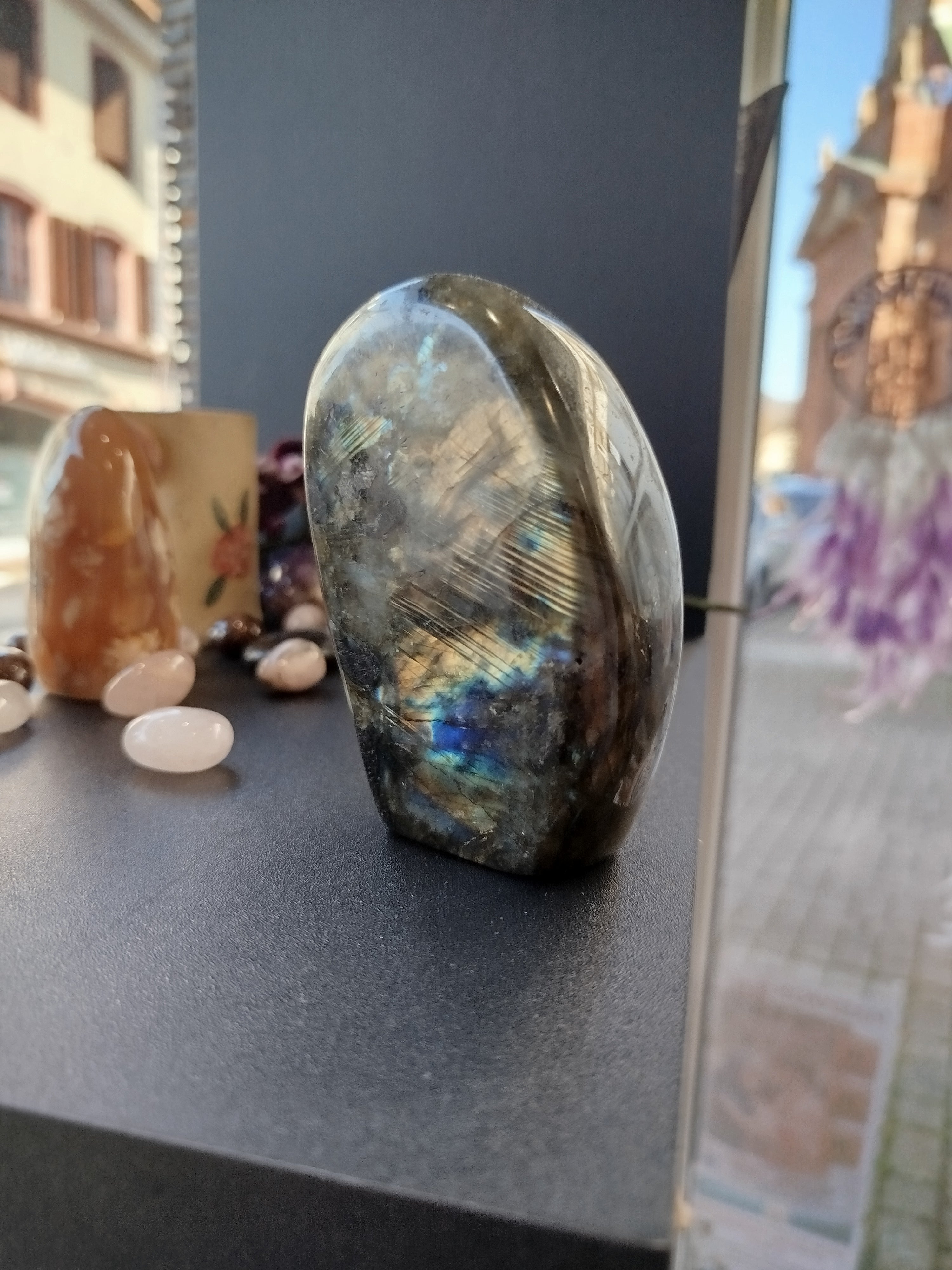 Infusée de la magie des aurores boréales tombées sur terre, cette labradorite d'exception est le bouclier protecteur idéal pour préserver l'énergie des thérapeutes et harmoniser l'atmosphère de leur cabinet.