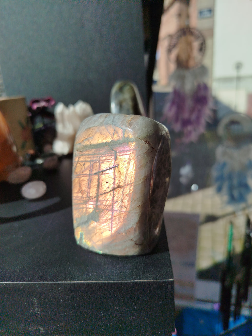 Véritable bouclier de lumière aux reflets rose orangé et dorés, cette labradorite d’exception protège les thérapeutes et les empathes en préservant leur énergie vitale au sein de leur espace de travail.