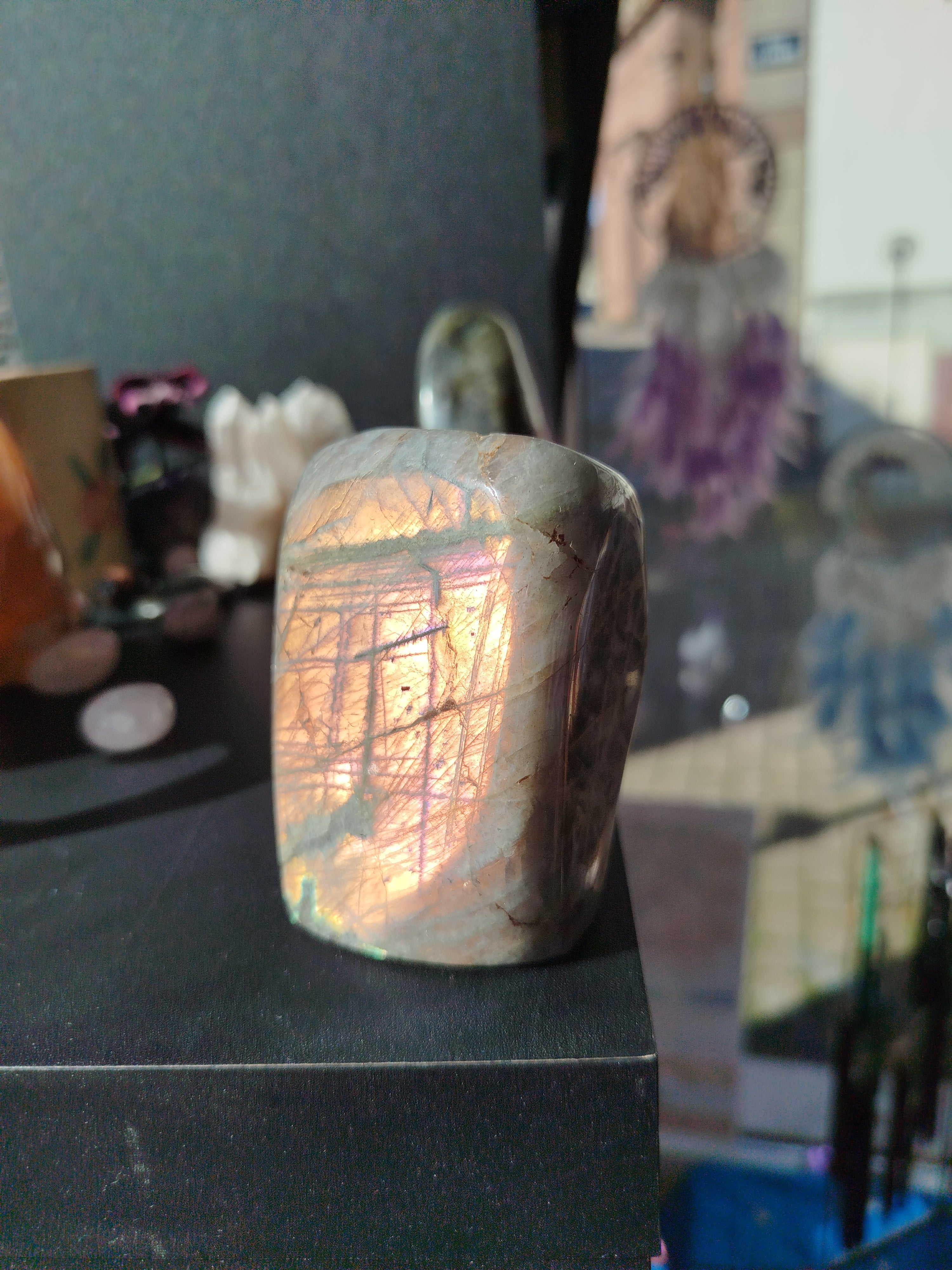 Véritable bouclier de lumière aux reflets rose orangé et dorés, cette labradorite d’exception protège les thérapeutes et les empathes en préservant leur énergie vitale au sein de leur espace de travail.