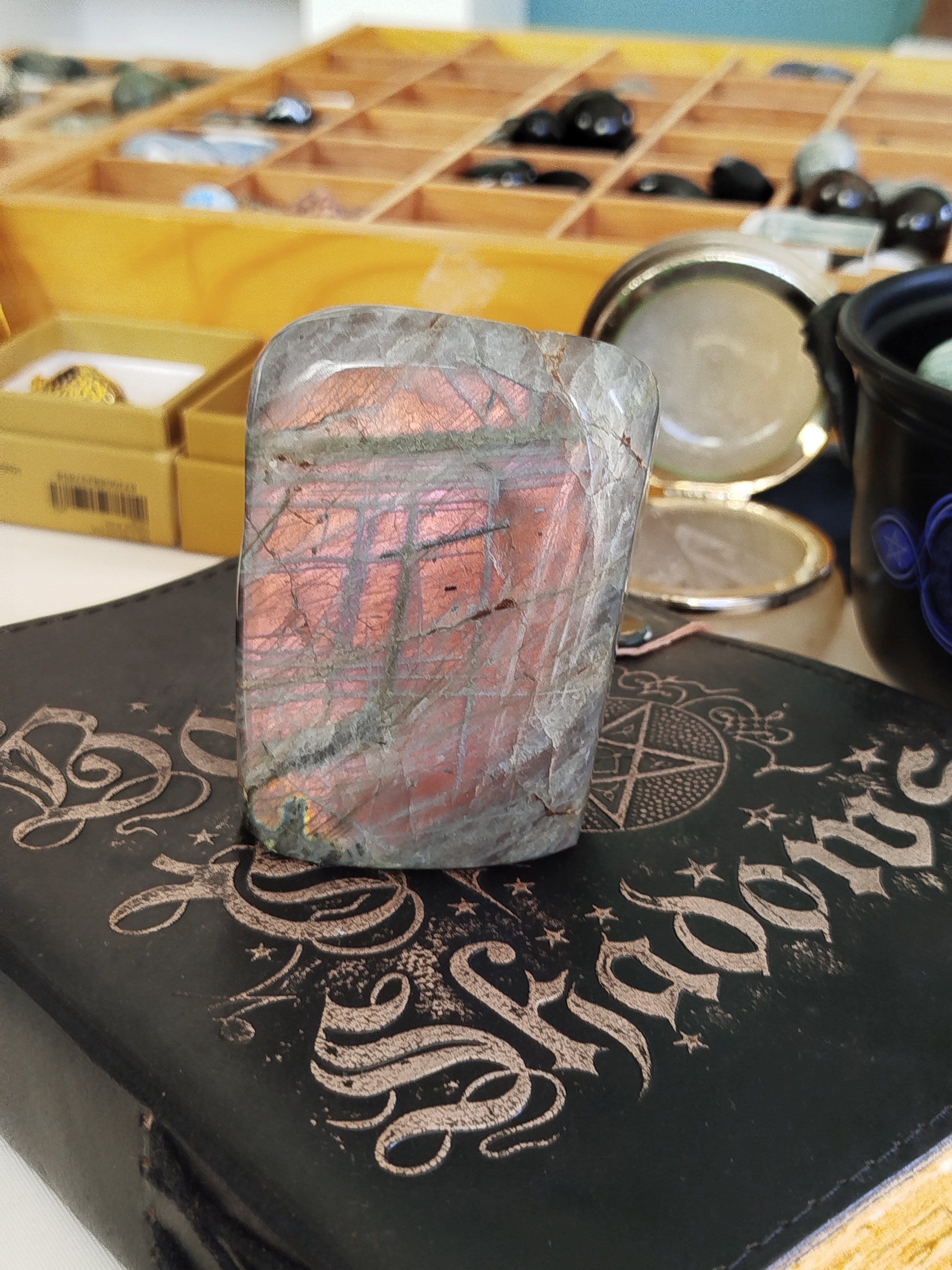 Véritable bouclier de lumière aux reflets rose orangé et dorés, cette labradorite d’exception protège les thérapeutes et les empathes en préservant leur énergie vitale au sein de leur espace de travail.