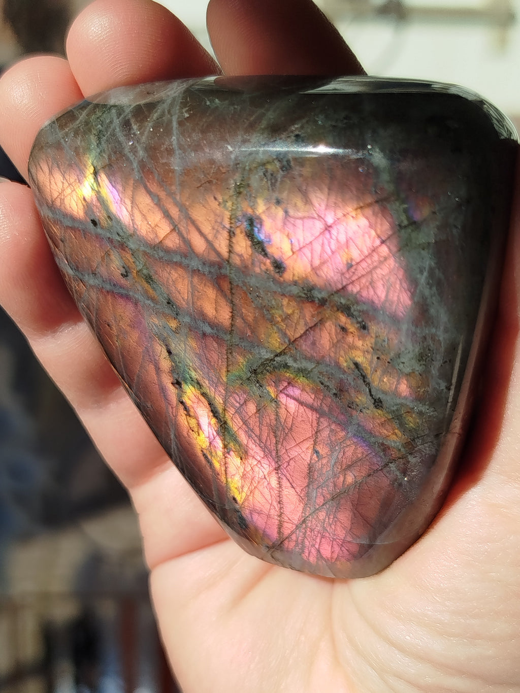 Cette pièce d'exception en labradorite rare, aux reflets flamboyants rose et or, agit comme un bouclier protecteur idéal pour préserver l'énergie des thérapeutes et apaiser l'atmosphère de leur cabinet.