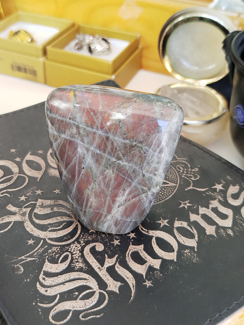 Cette pièce d'exception en labradorite rare, aux reflets flamboyants rose et or, agit comme un bouclier protecteur idéal pour préserver l'énergie des thérapeutes et apaiser l'atmosphère de leur cabinet.