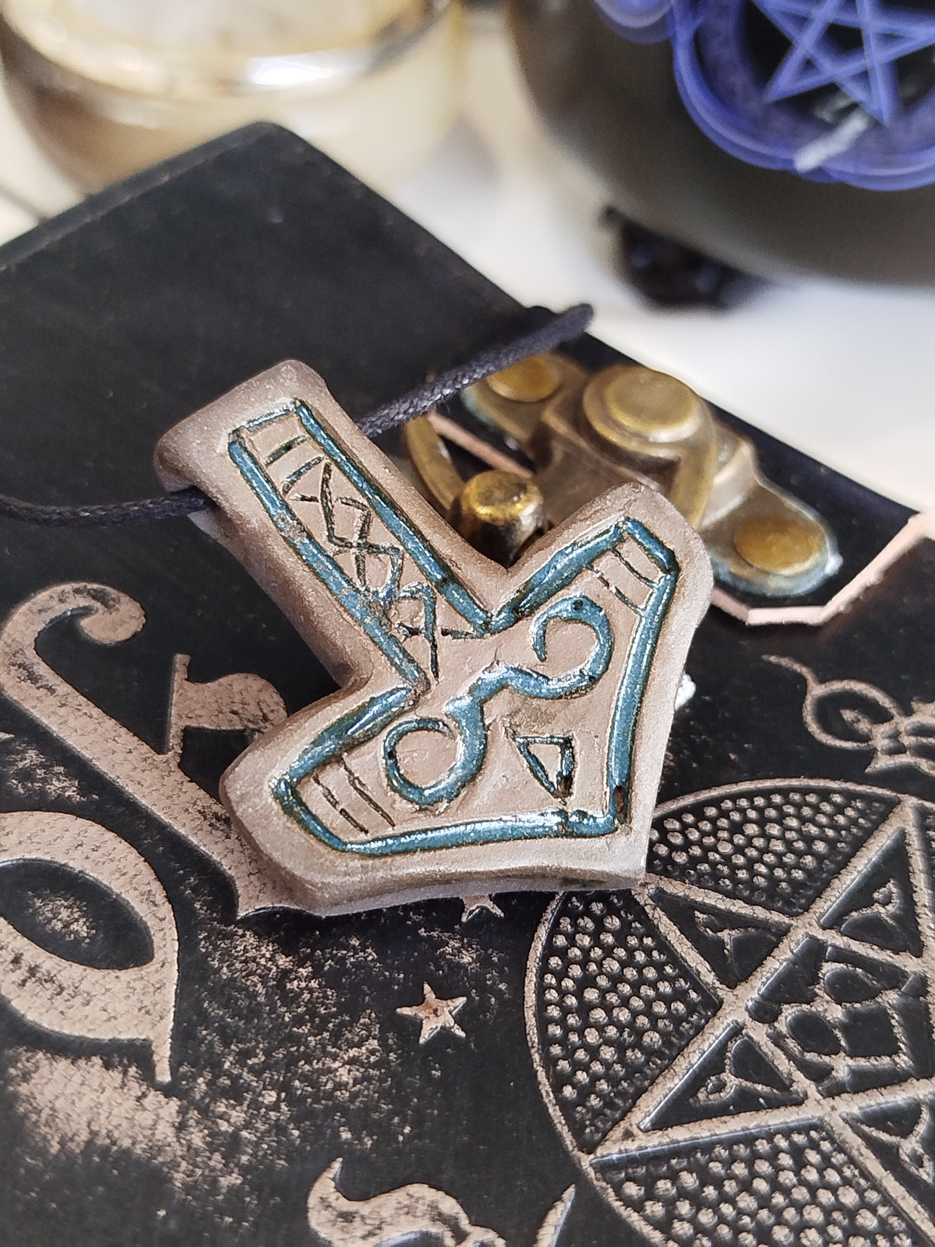 Forgé par les nains et capable de niveler des montagnes, Mjollnir est le puissant marteau de Thor qui ne rate jamais sa cible et revient toujours à la main de son maître.

Symbole ultime de protection et de force, il est si lourd que seul le dieu du Tonnerre est digne de le brandir pour foudroyer les géants.