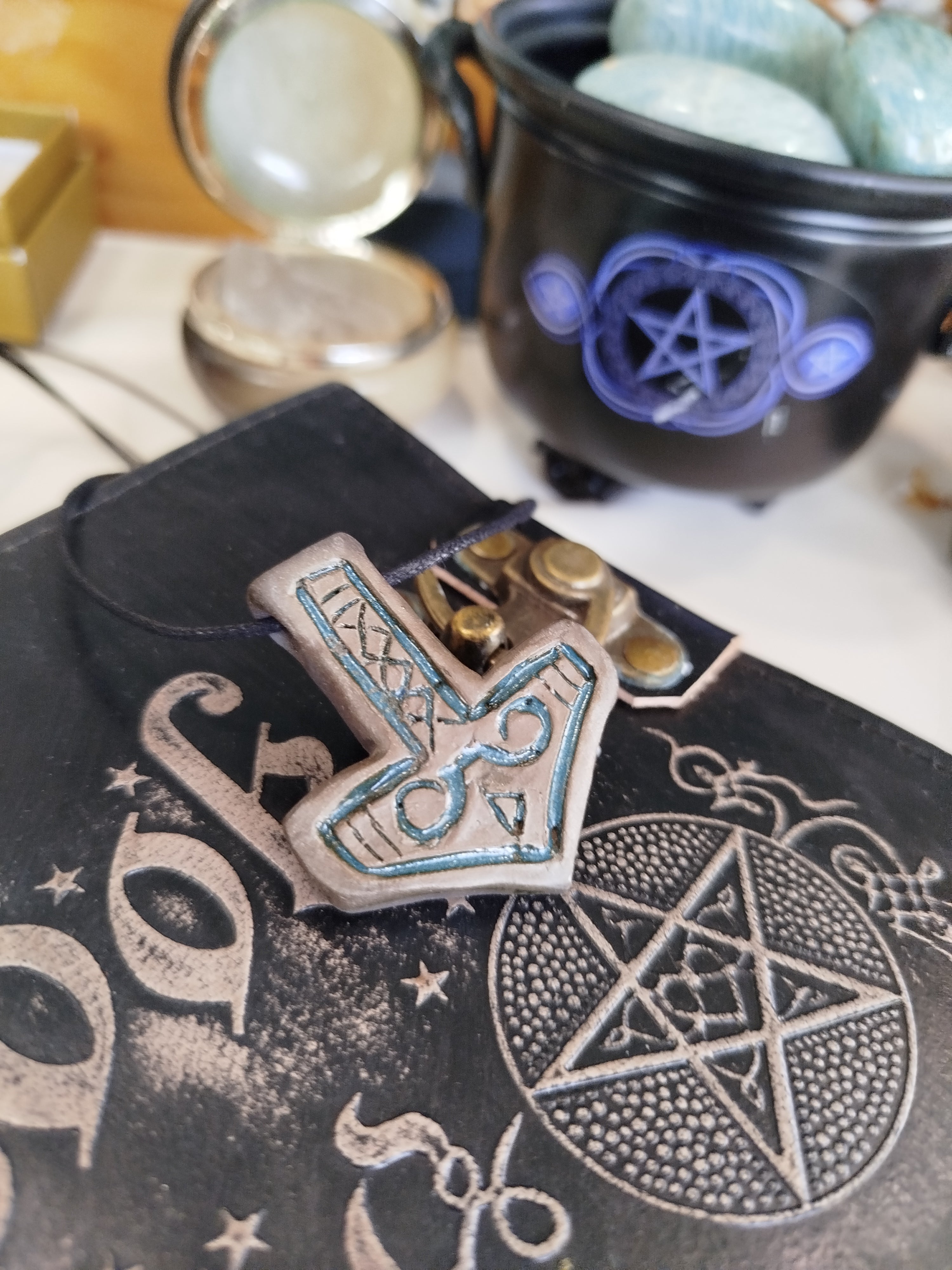 Forgé par les nains et capable de niveler des montagnes, Mjollnir est le puissant marteau de Thor qui ne rate jamais sa cible et revient toujours à la main de son maître.

Symbole ultime de protection et de force, il est si lourd que seul le dieu du Tonnerre est digne de le brandir pour foudroyer les géants.