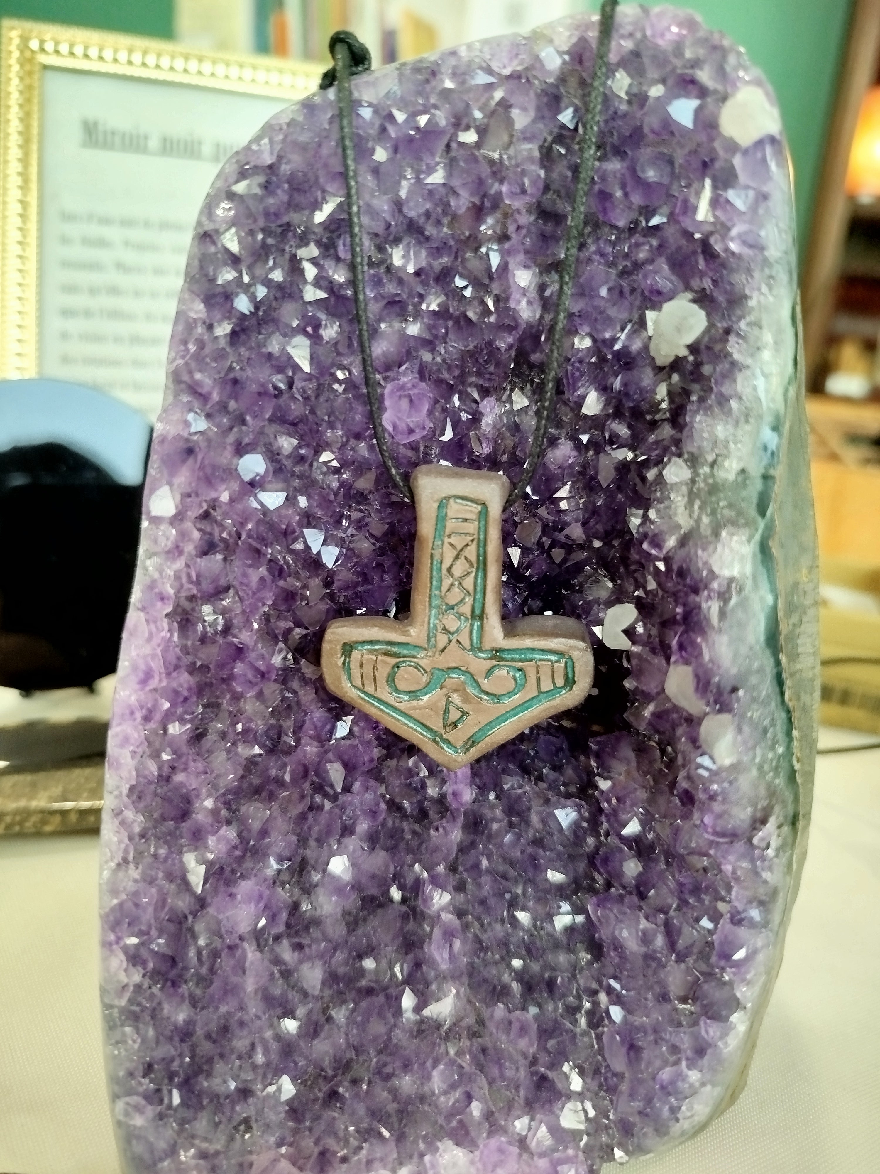 Forgé par les nains et capable de niveler des montagnes, Mjollnir est le puissant marteau de Thor qui ne rate jamais sa cible et revient toujours à la main de son maître.

Symbole ultime de protection et de force, il est si lourd que seul le dieu du Tonnerre est digne de le brandir pour foudroyer les géants.