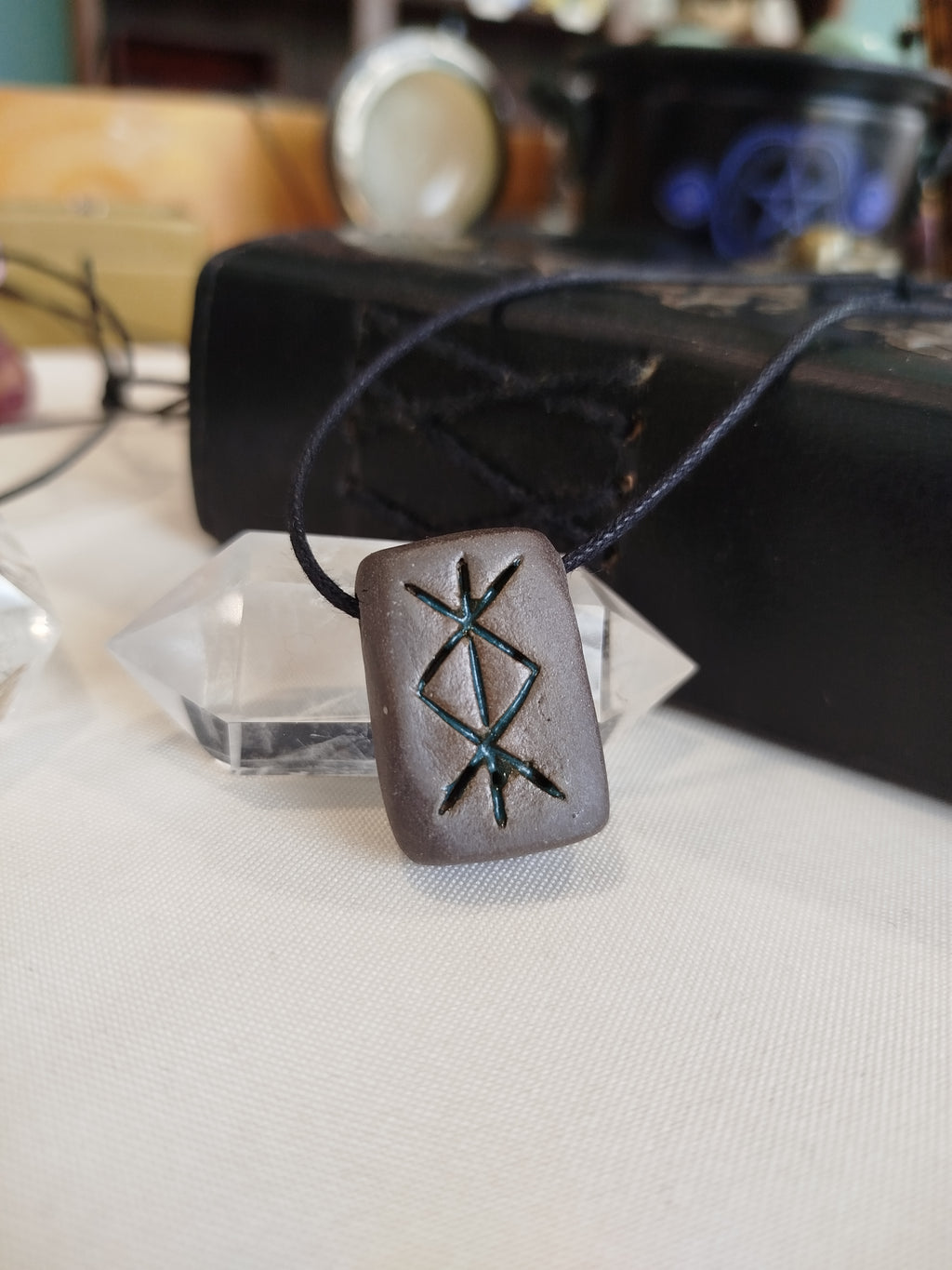 Talisman en grès noir et émail vert, façonné à la main avec intention pour offrir un ancrage spirituel et une protection inébranlable.