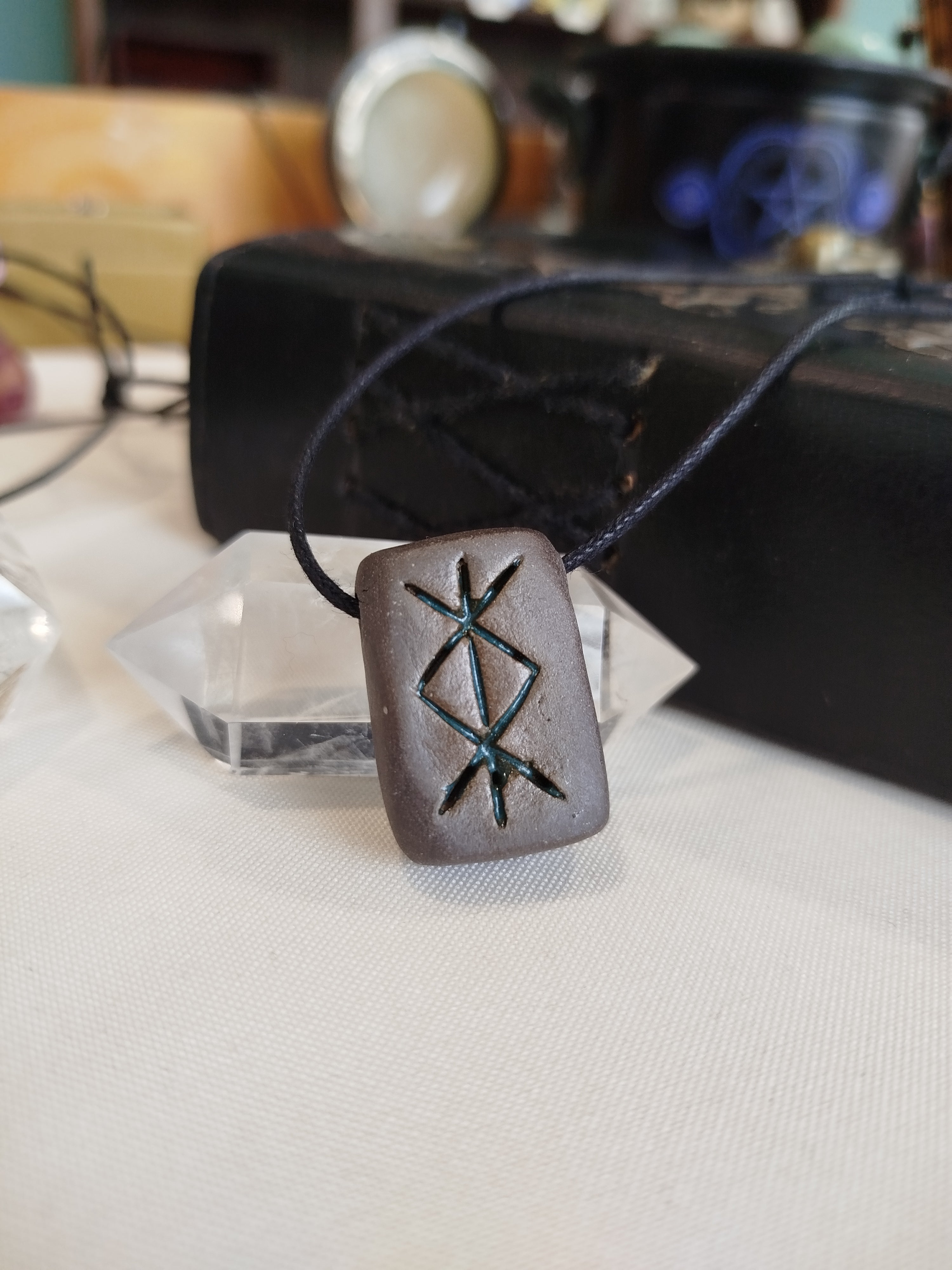 Talisman en grès noir et émail vert, façonné à la main avec intention pour offrir un ancrage spirituel et une protection inébranlable.