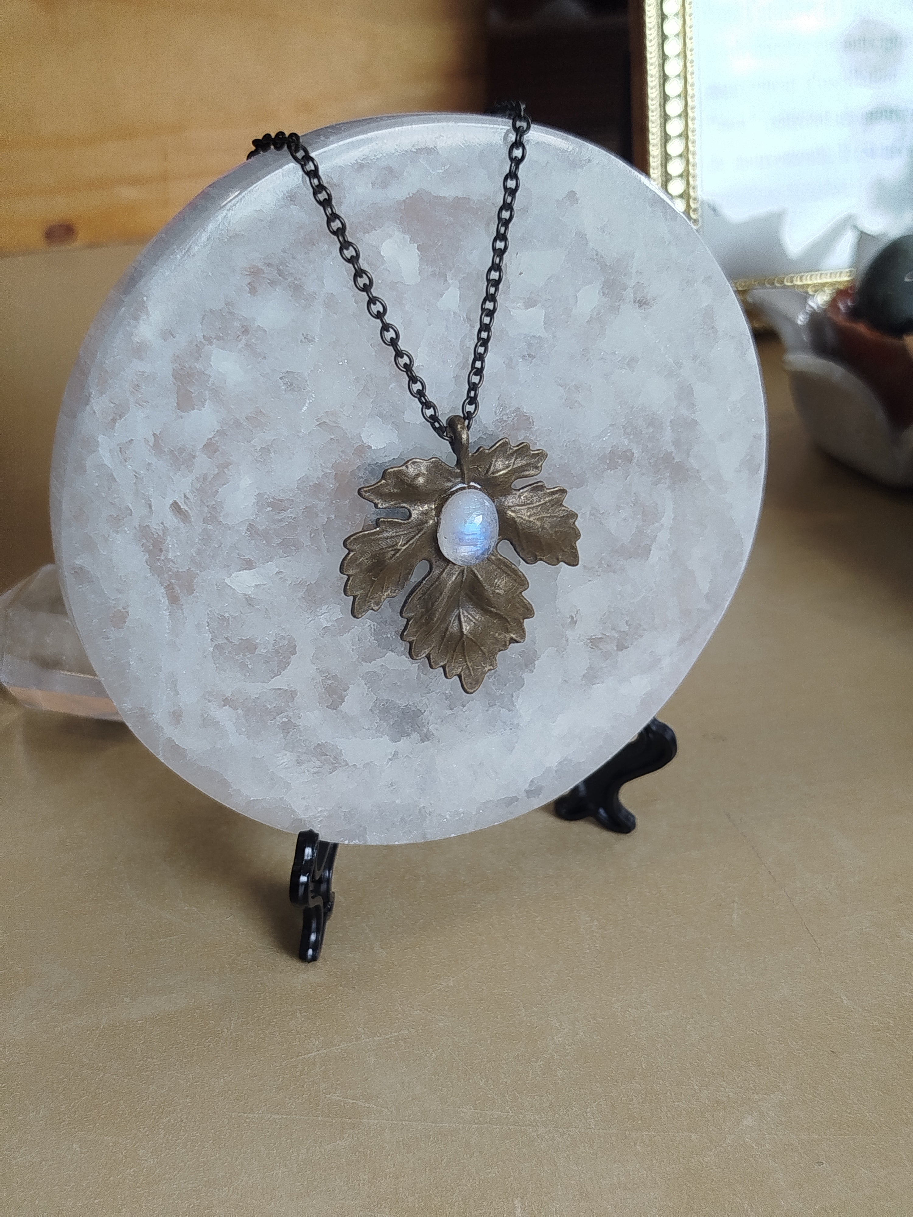 Pendentif " l'Astre des sous-bois" avec péristérite véritable