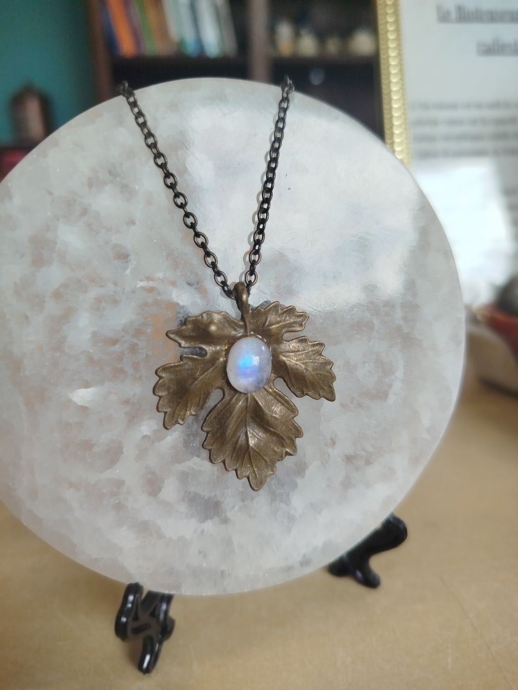 Pendentif " l'Astre des sous-bois" avec péristérite véritable