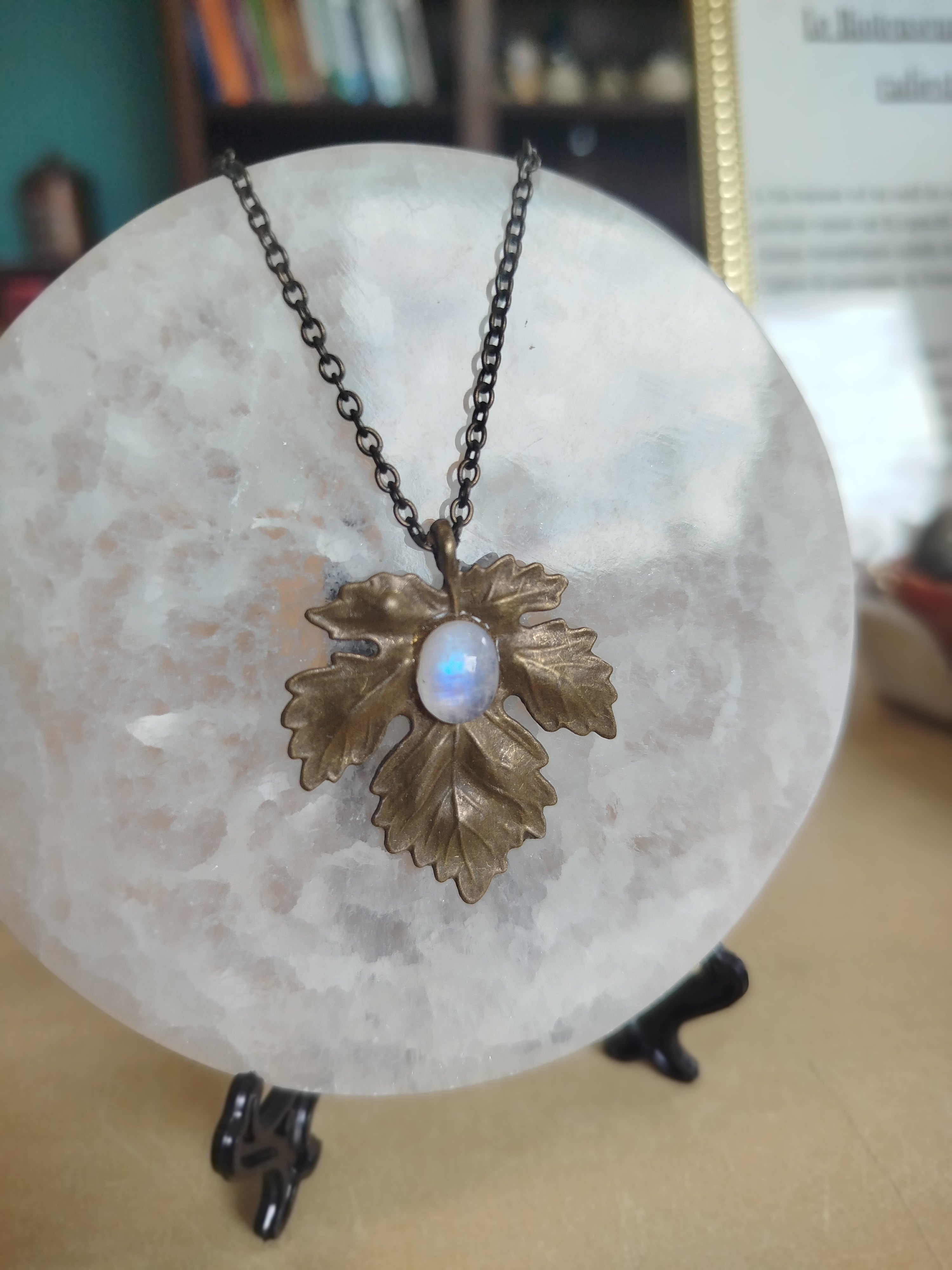 Pendentif " l'Astre des sous-bois" avec péristérite véritable
