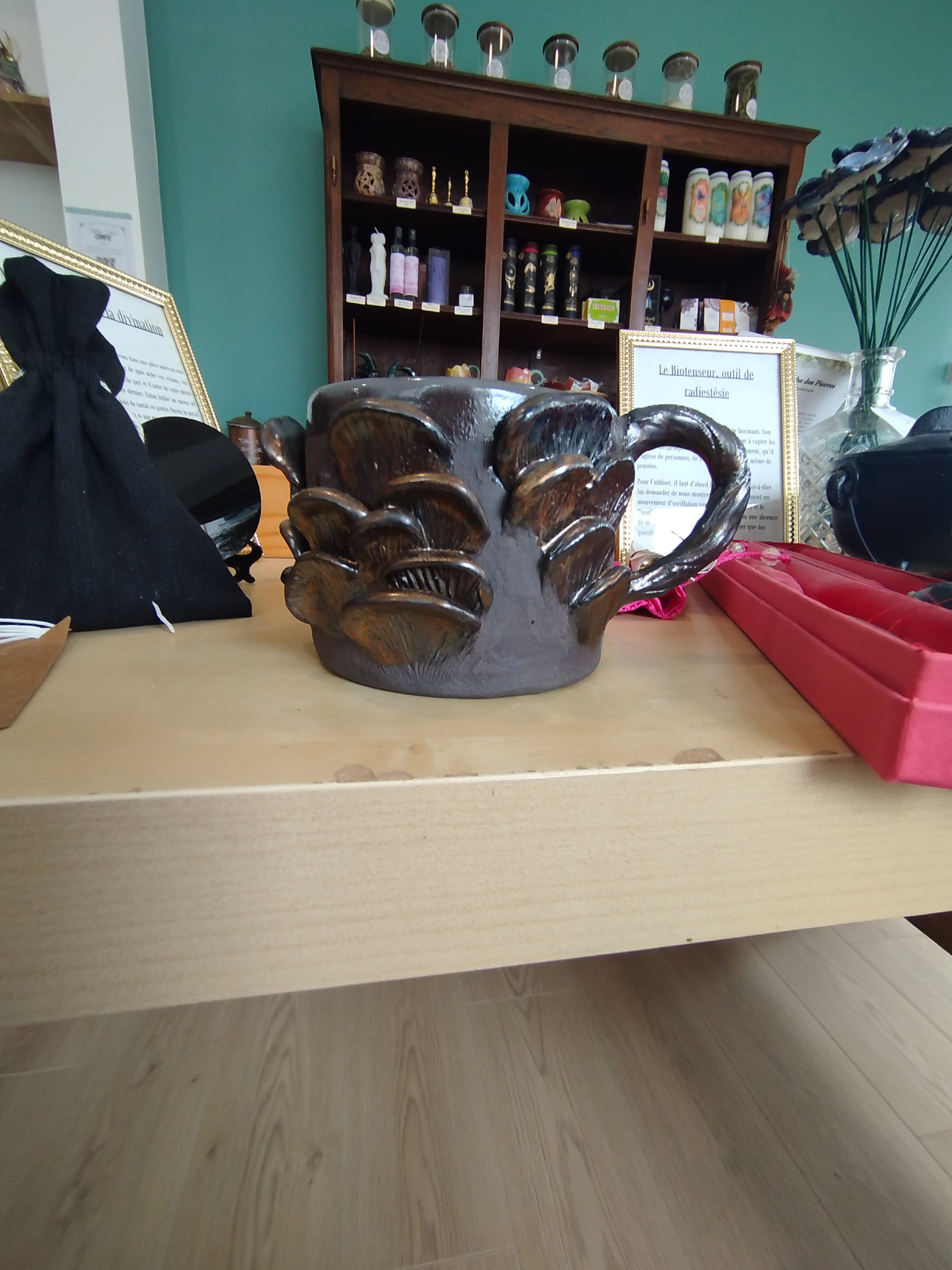 🍄 La Tasse Grès Noir & Champignons Dorés – L’Esprit du Sous-Bois - mug en céramique artisanal