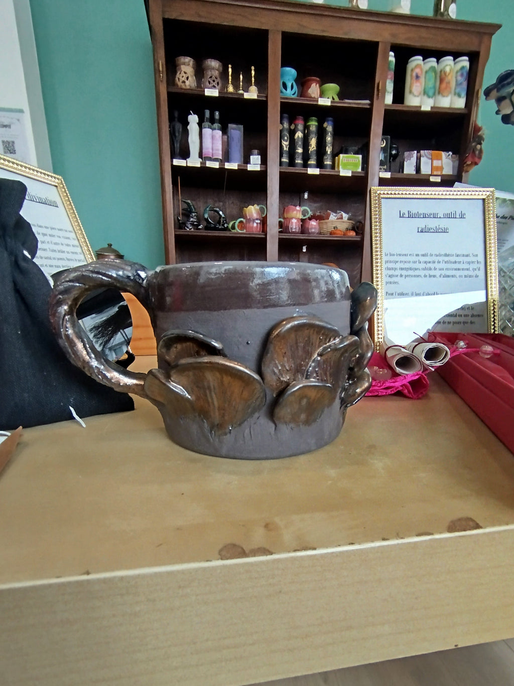 🍄 La Tasse Grès Noir & Champignons Dorés – L’Esprit du Sous-Bois - mug en céramique artisanal