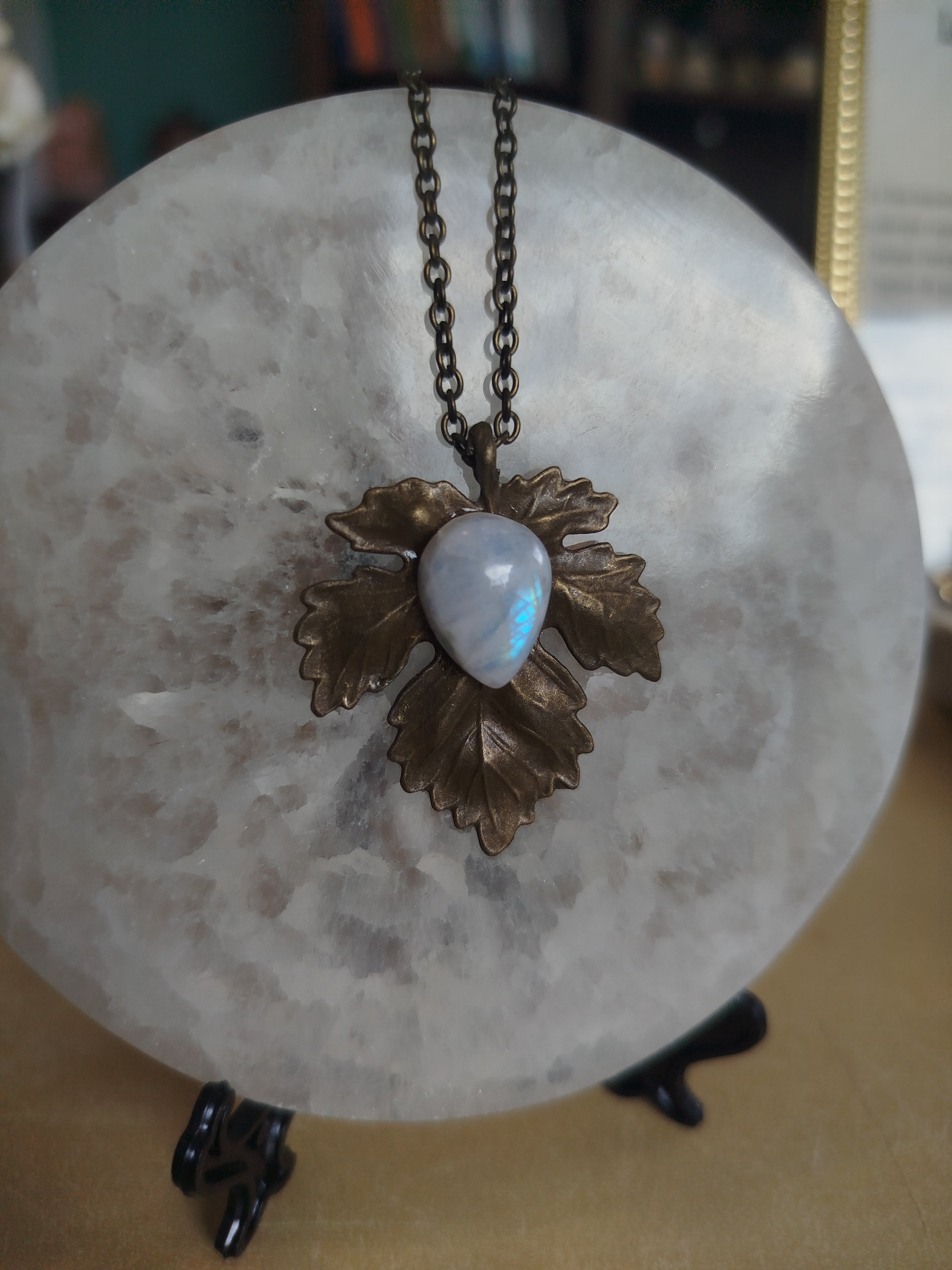 Pendentif " feuille de la Lothlòrien" avec péristérite véritable