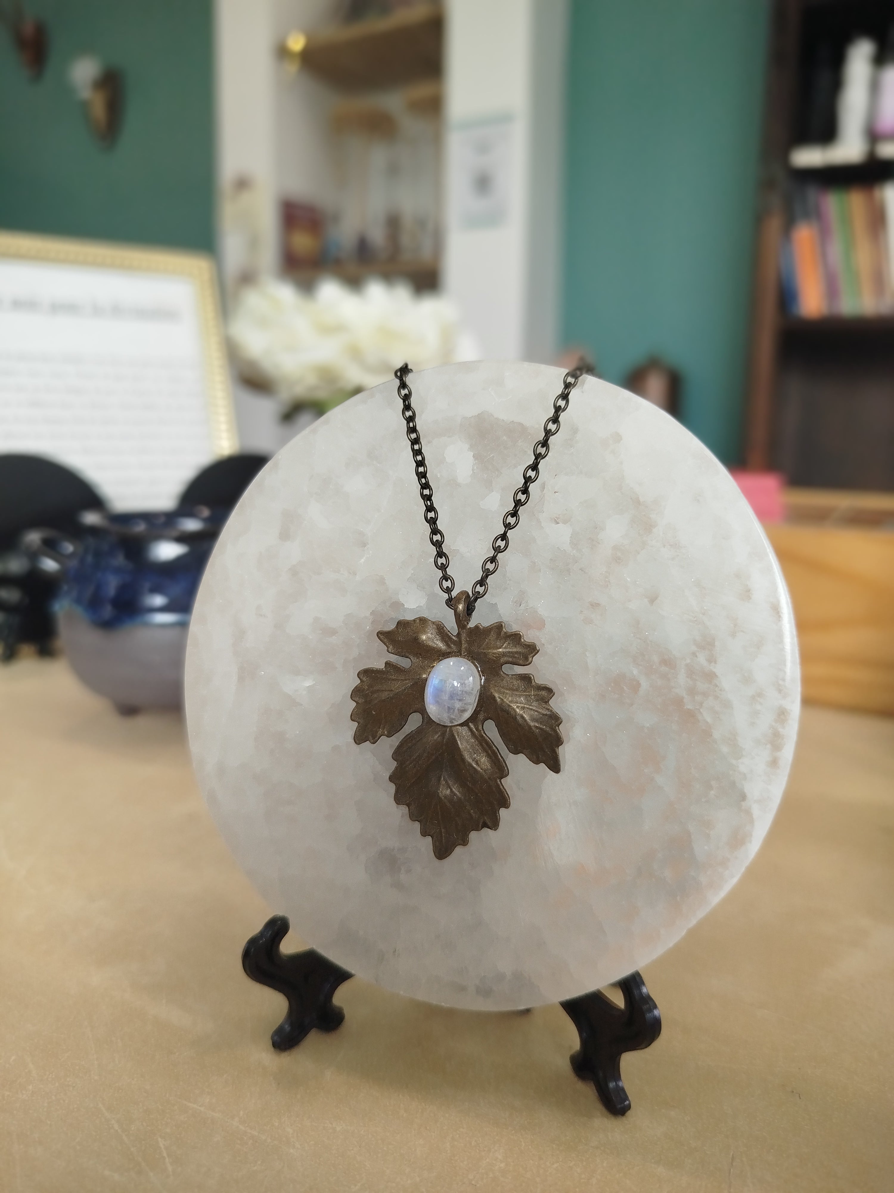 Pendentif " l'Astre des sous-bois" avec péristérite véritable