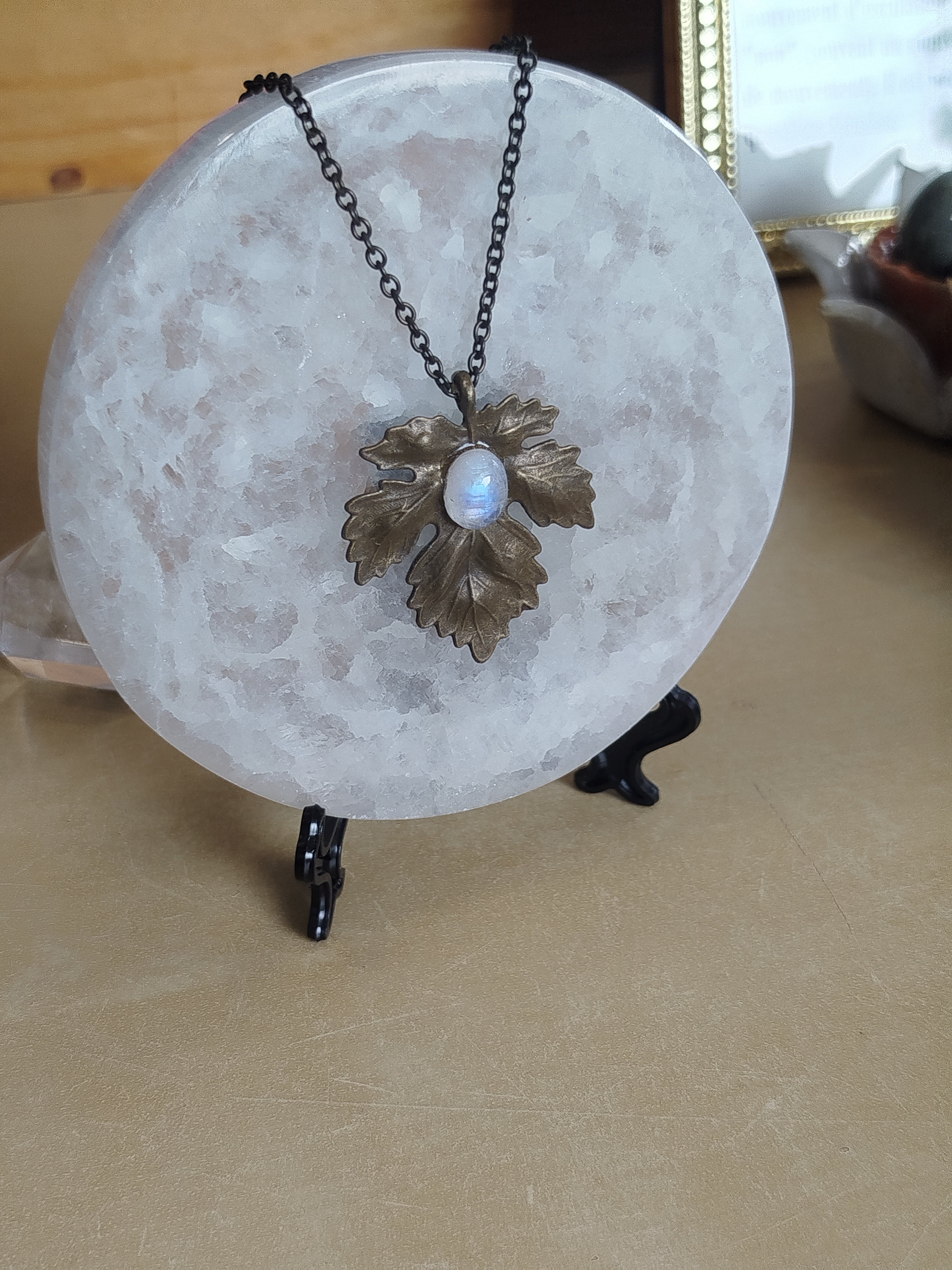 Pendentif " l'Astre des sous-bois" avec péristérite véritable
