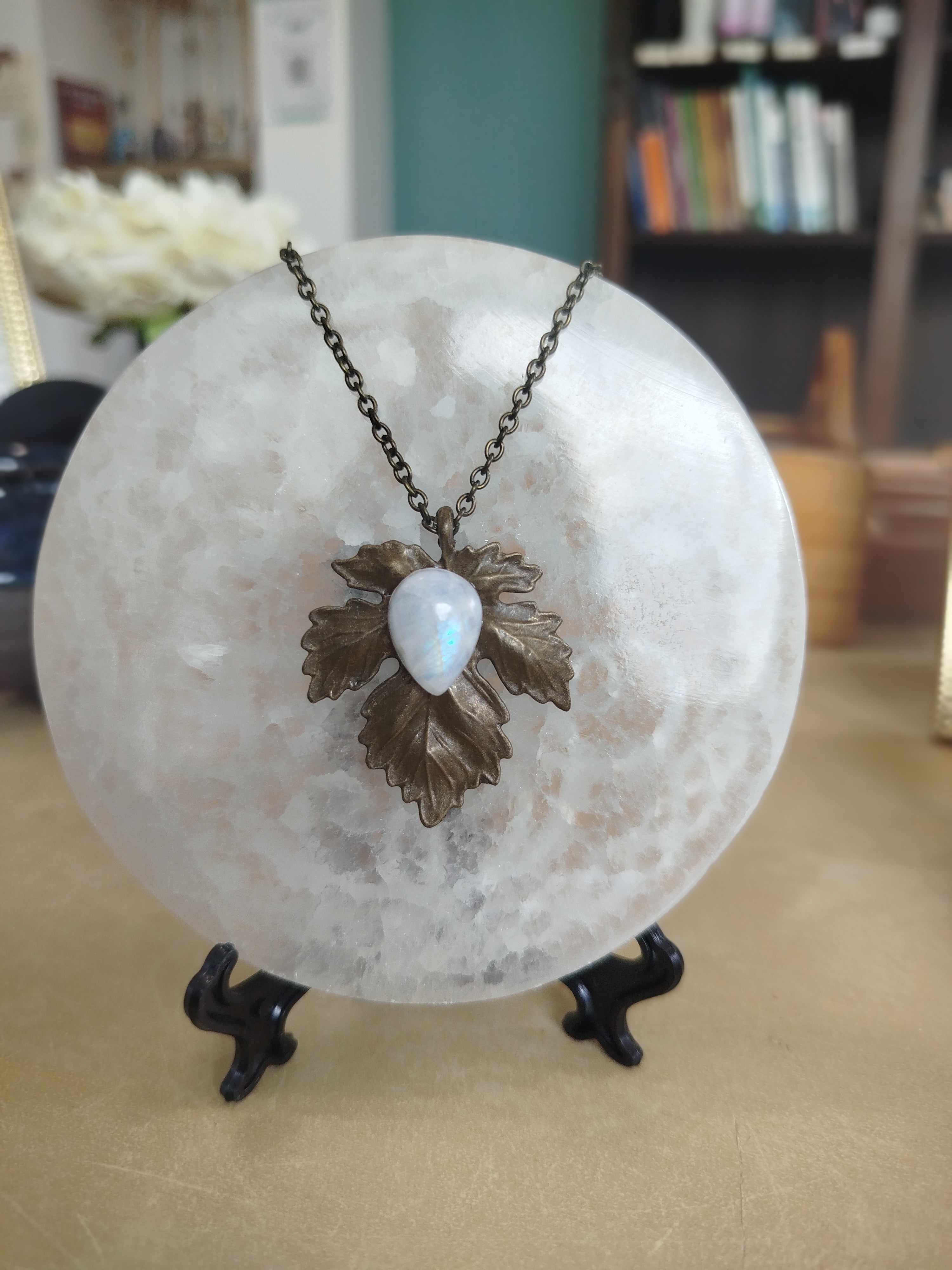 Pendentif " feuille de la Lothlòrien" avec péristérite véritable