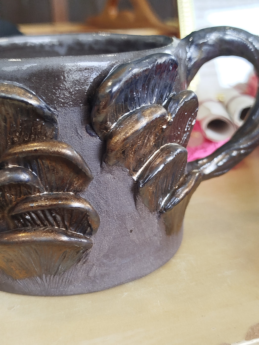 🍄 La Tasse Grès Noir & Champignons Dorés – L’Esprit du Sous-Bois - mug en céramique artisanal
