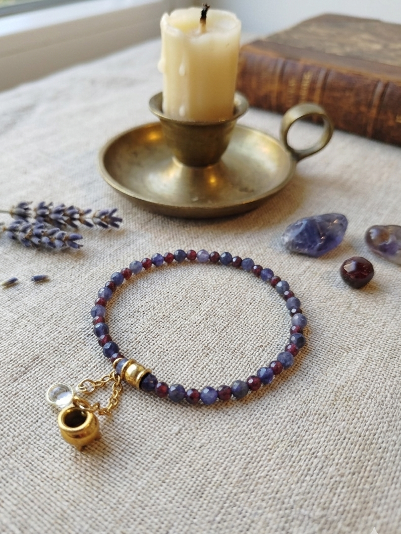Bracelet "Le Secret du Chaudron" – Grenat & Iolite