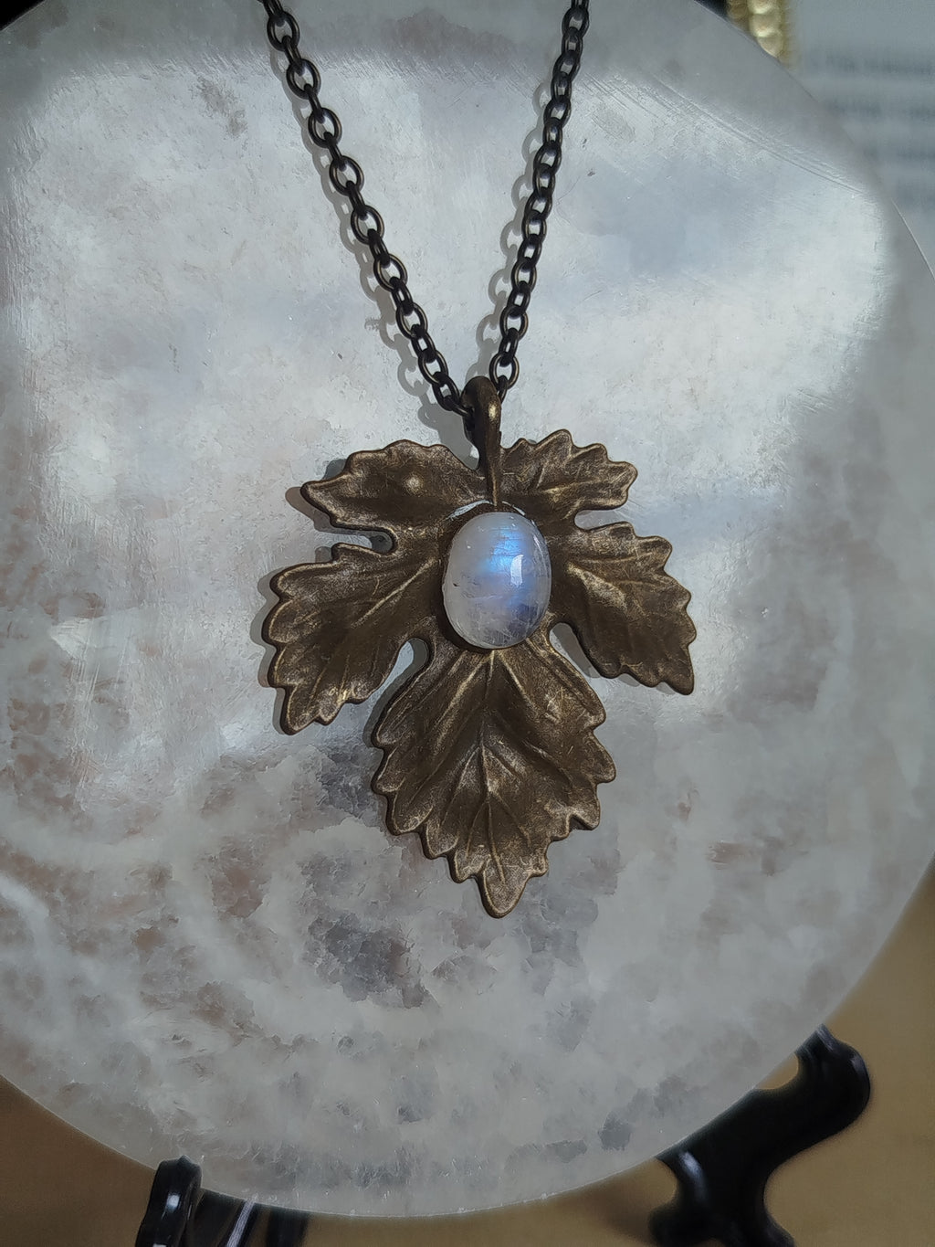 Pendentif " l'Astre des sous-bois" avec péristérite véritable