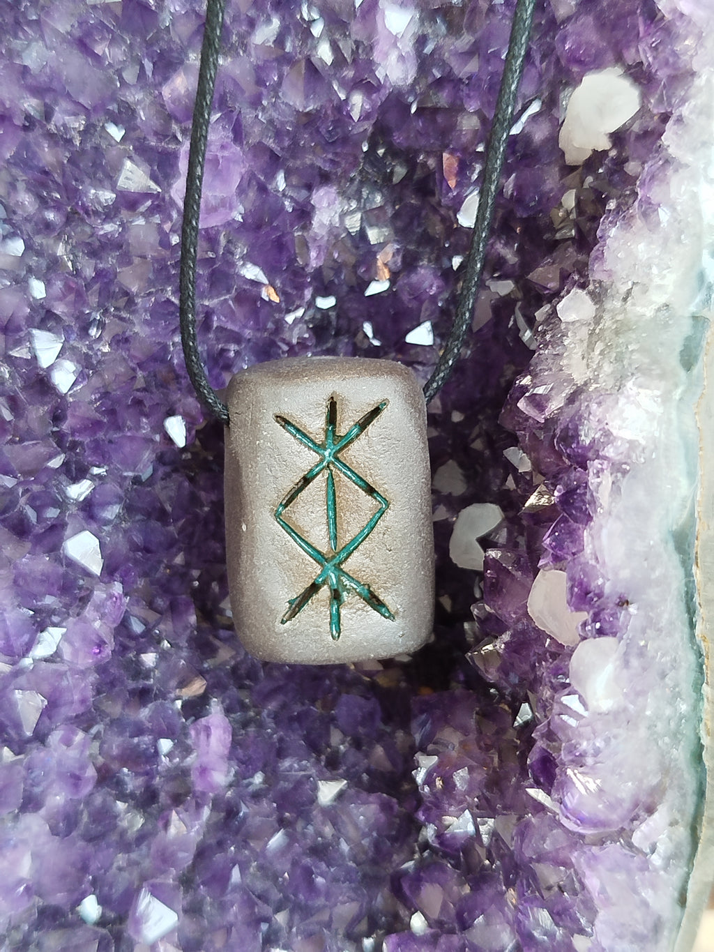 Talisman en grès noir et émail vert, façonné à la main avec intention pour offrir un ancrage spirituel et une protection inébranlable.
